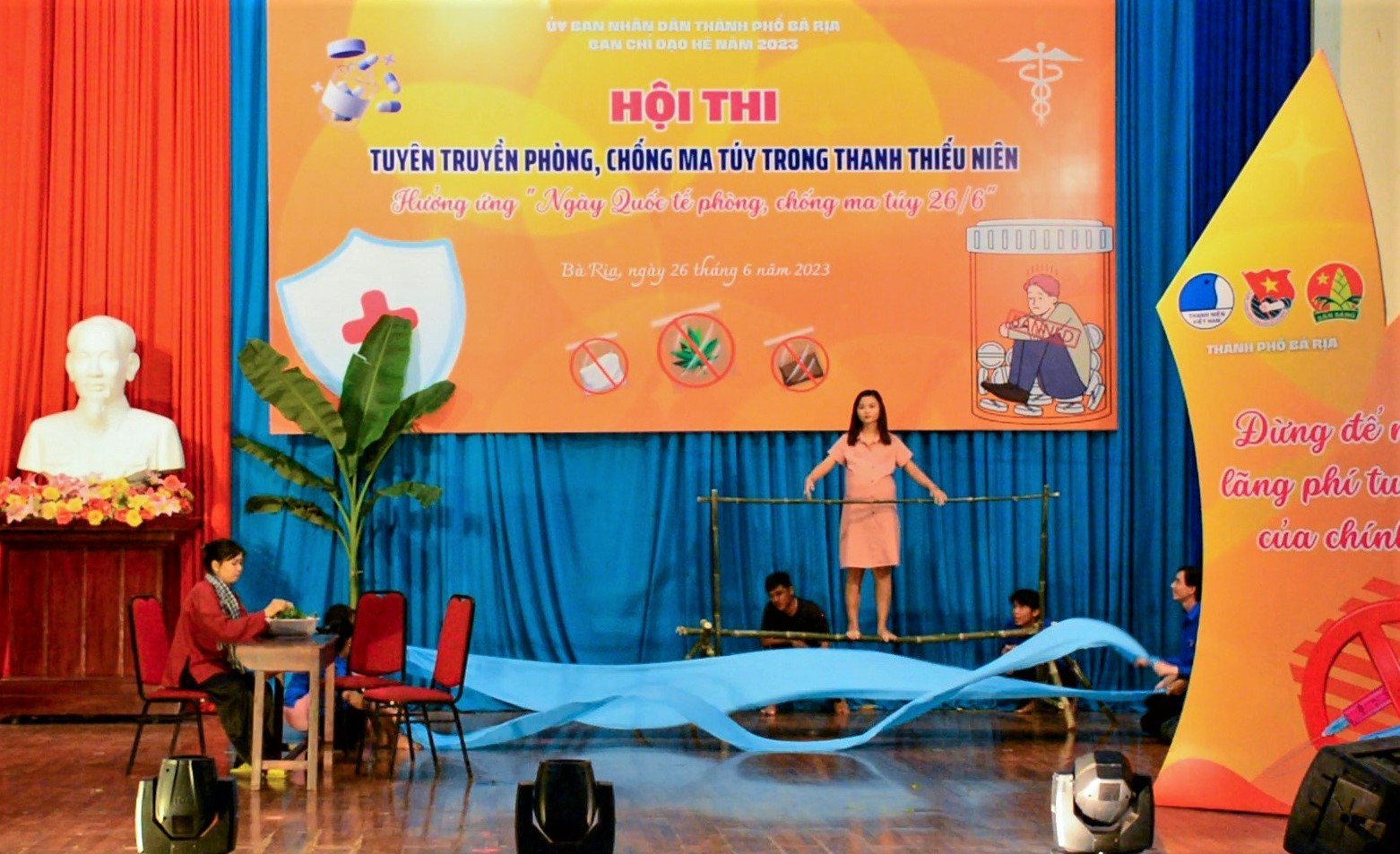 Một tình huống có thật được đội thi tái hiện trong phần thi tiểu phẩm tuyên truyền nội dung về phòng chống ma túy.