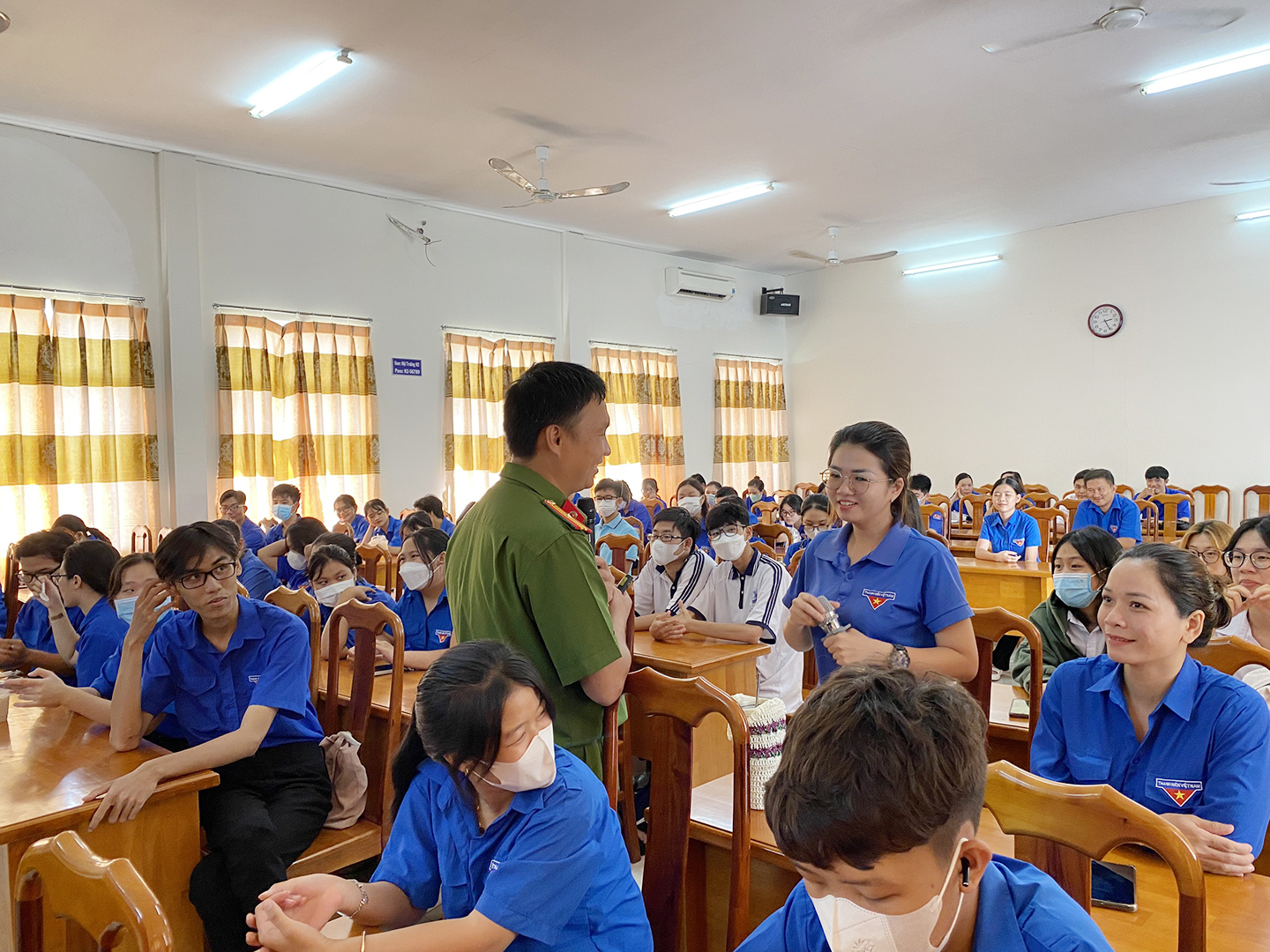 Thiếu tá Lê Đức Dương, Phòng CSĐT tội phạm về ma tuý Công an tỉnh trao đổi với các cán bộ đoàn thông qua những tình huông giả định.