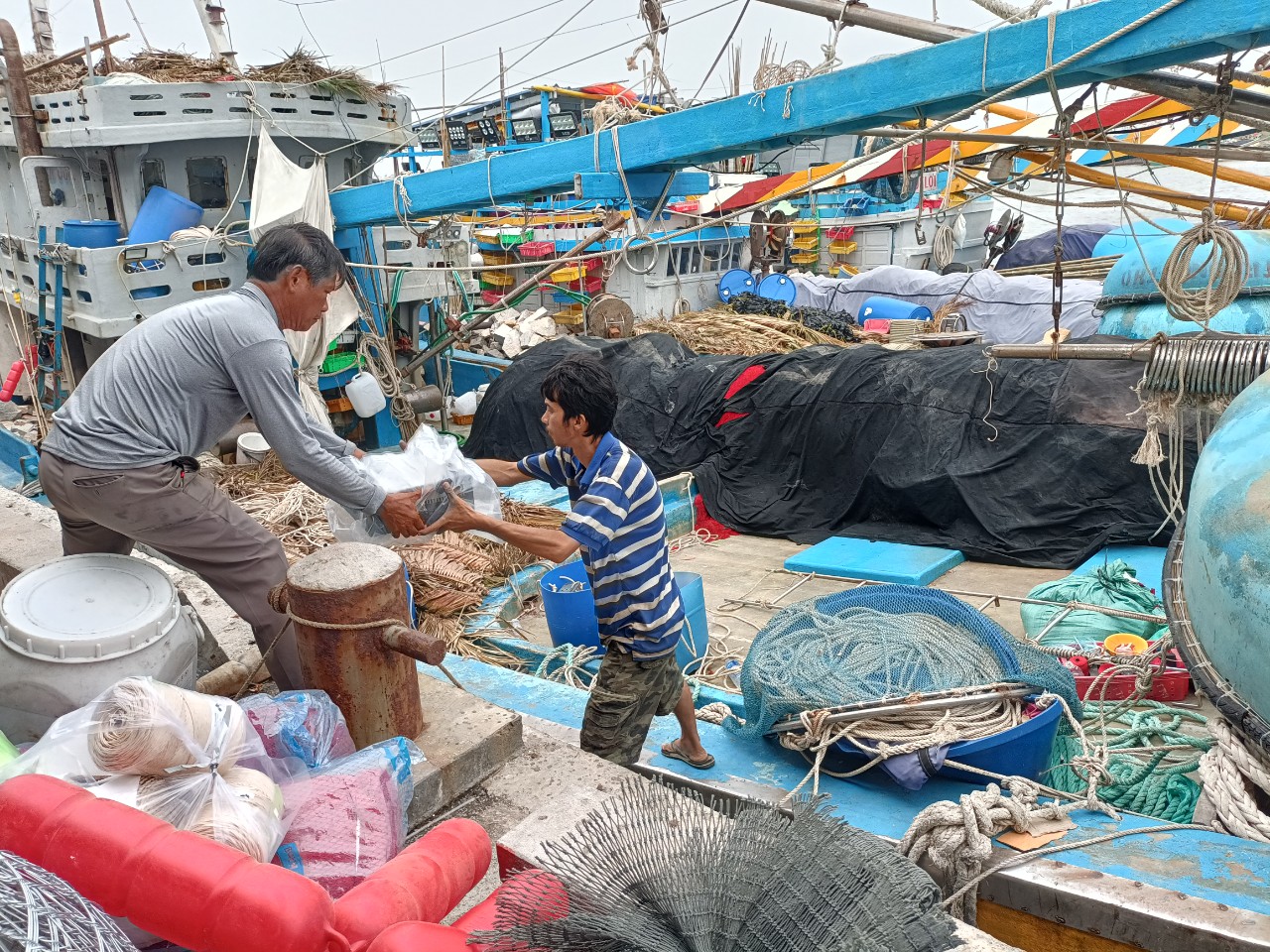 Tàu ông Nguyễn Quang Anh (TT.Long Hải, huyện Long Điền) ngoài những loại máy thông thường còn đầu tư máy tầm ngư trị giá 1,5 tỷ đồng, có thể chụp hình ảnh vùng biển, luồng cá trong bán kính hơn 1km. Trong ảnh: Bạn ghe vận chuyển nguyên liệu, máy móc xuống tàu ông Nguyễn Quang Anh trước chuyến đánh bắt xa bờ.