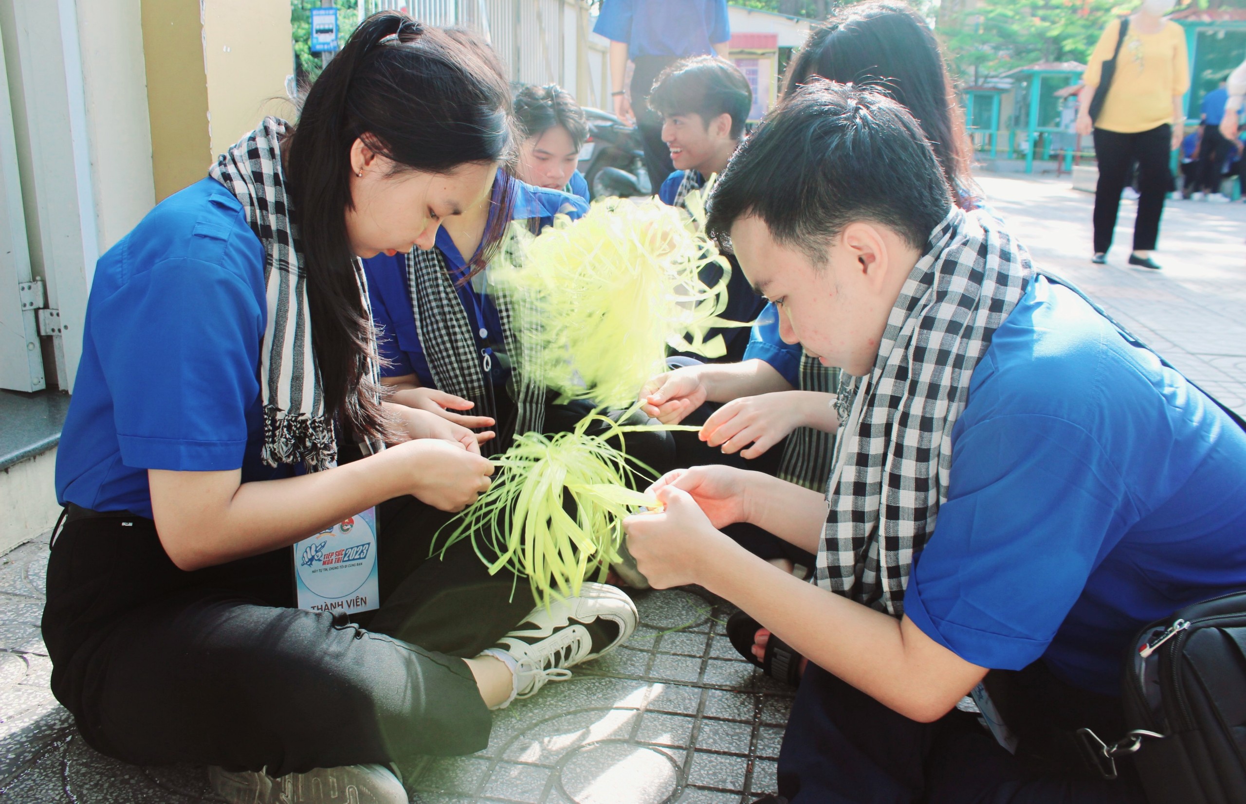 Các tình nguyện viên tại điểm thi THPT Trần Nguyên Hãn tự làm bông tua cổ vũ thí sinh tham dự kỳ thi tốt nghiệp THPT năm 2023