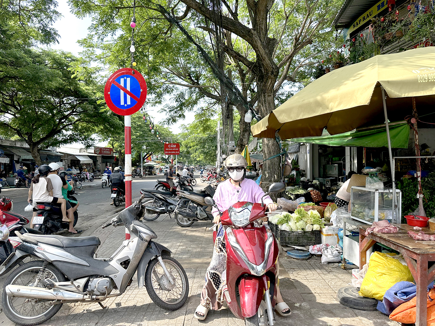Cảnh mua bán nhếch nhác tại chợ tự phát Phước Thắng.