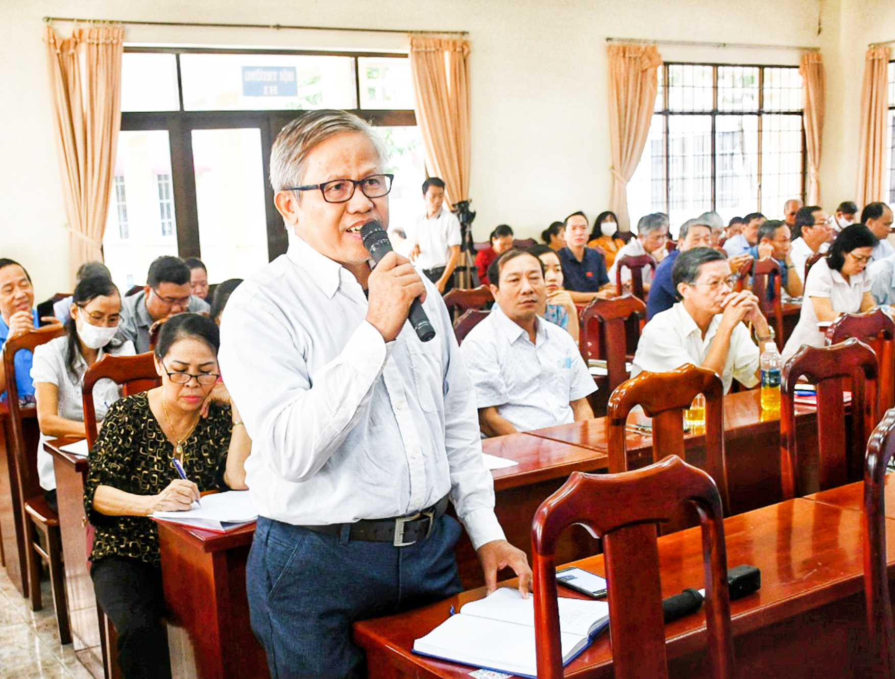 Cử tri Đặng Đình Nguyện (02 lô H1 Ngô Đức Kế, phường 7, TP.Vũng Tàu) đề nghị tăng cường ứng dụng trí tuệ nhân tạo trong phát triển kinh tế -  xã hội. Ảnh: PHÚC LƯU