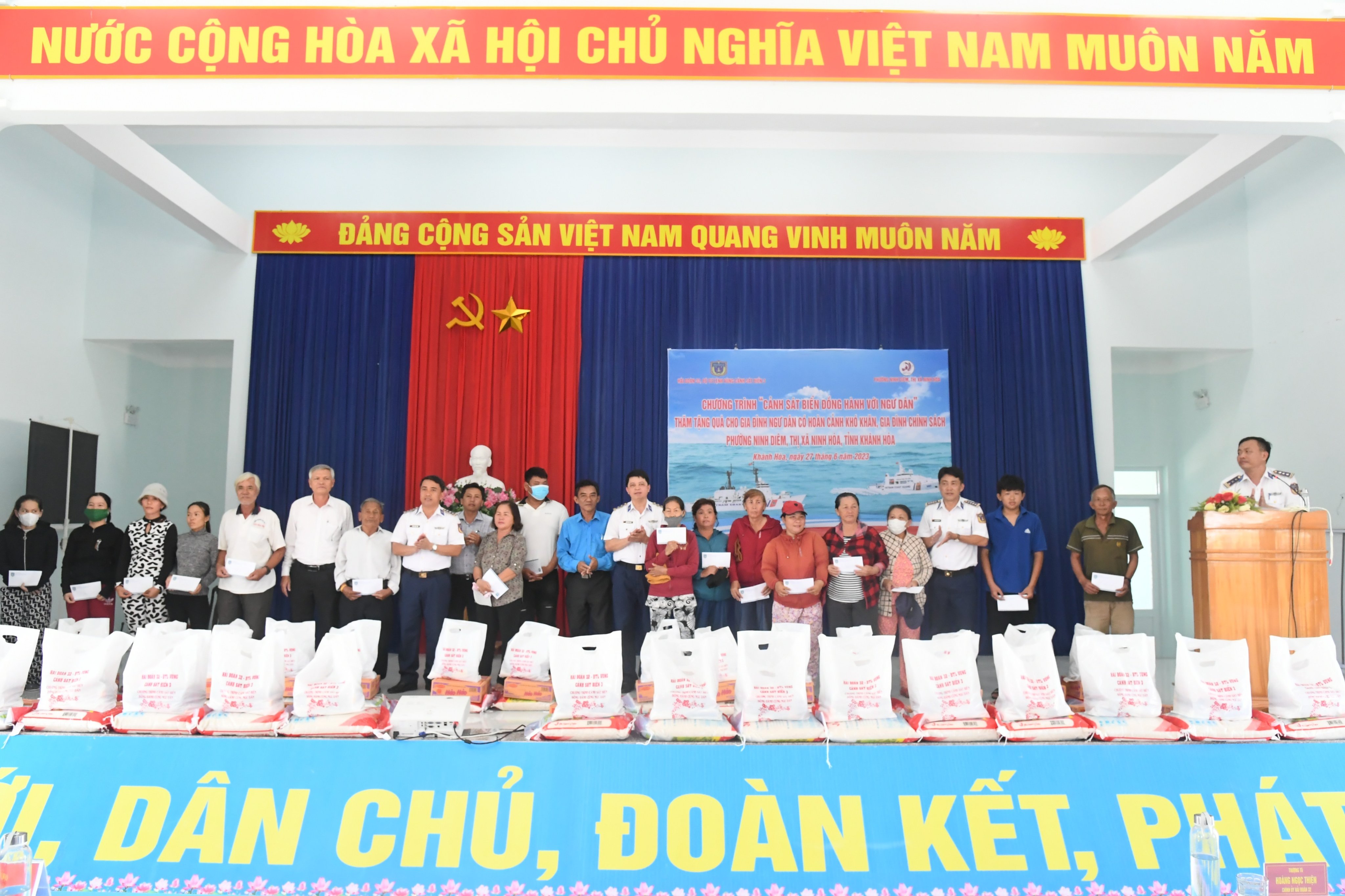 Đại diện Hải đoàn 32 tặng quà cho ngư dân có hoàn cảnh khó khăn trên địa bàn phường Ninh Diêm và Ninh Giang.