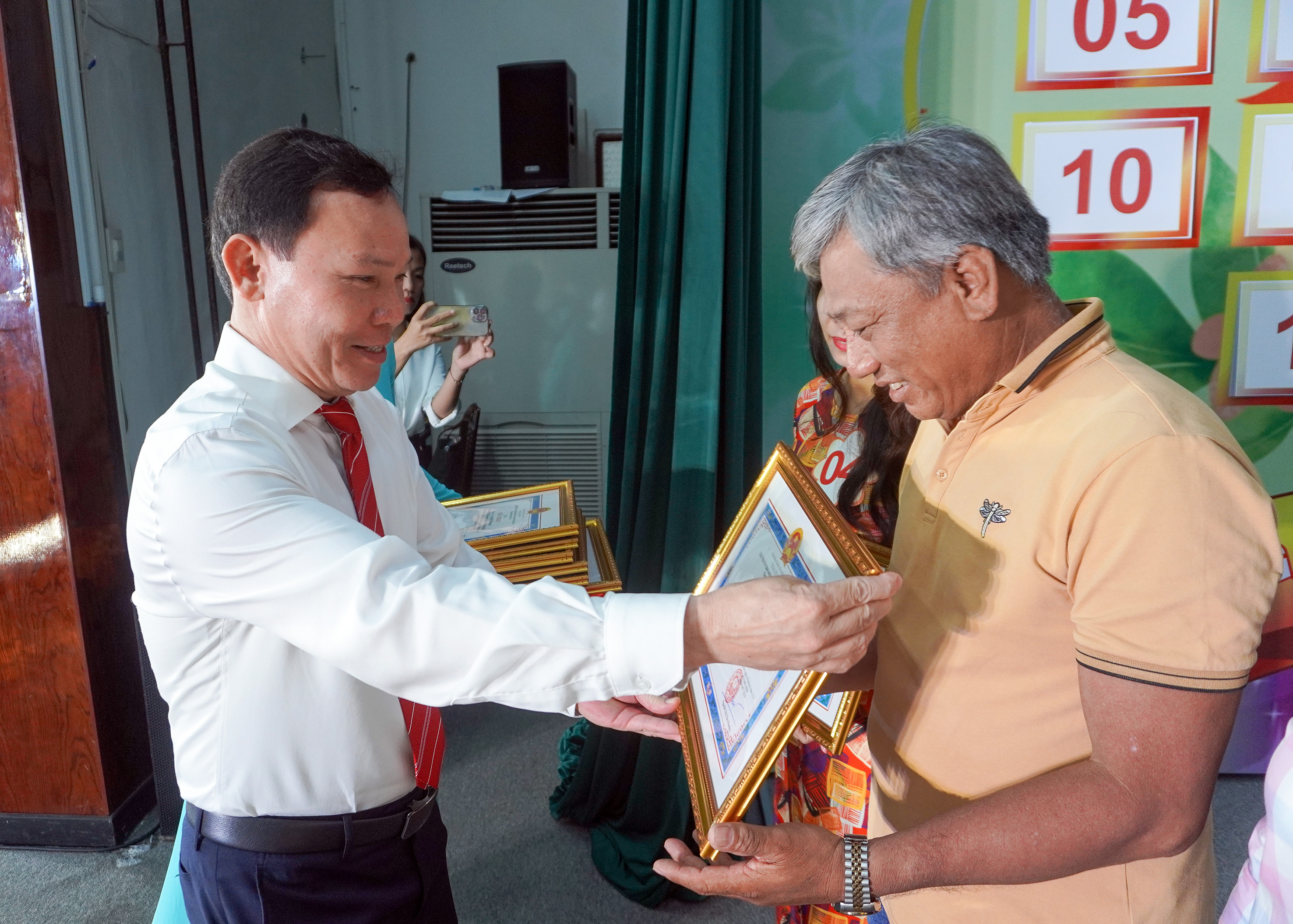 Lãnh đạo TP. Vũng Tàu tặng Giấy khen cho đại diện gia đình có thành tích xuất sắc trong xây dựng Gia đình văn hóa.