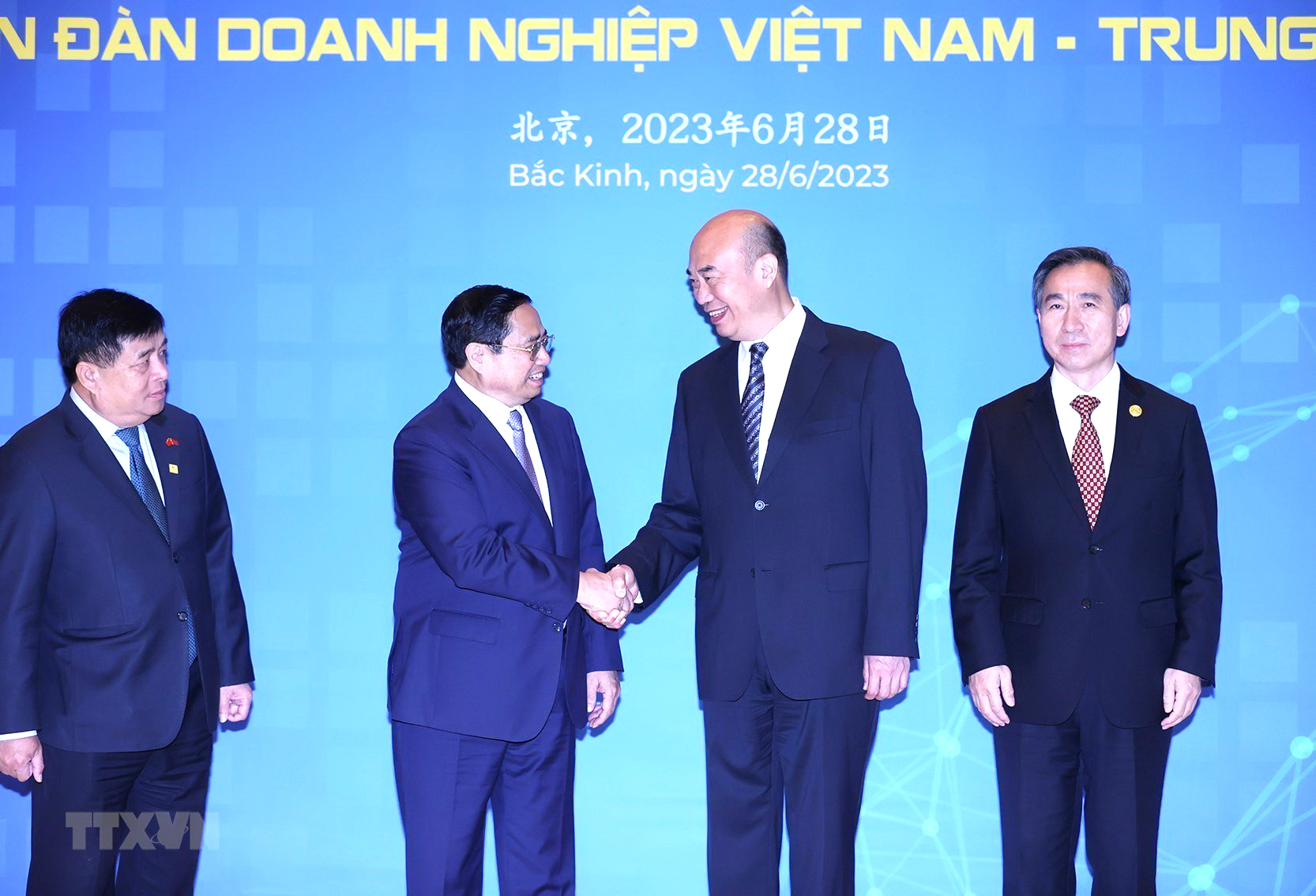 Thủ tướng Phạm Minh Chính với Phó Thủ tướng Trung Quốc Lưu Quốc Trung tại diễn đàn.