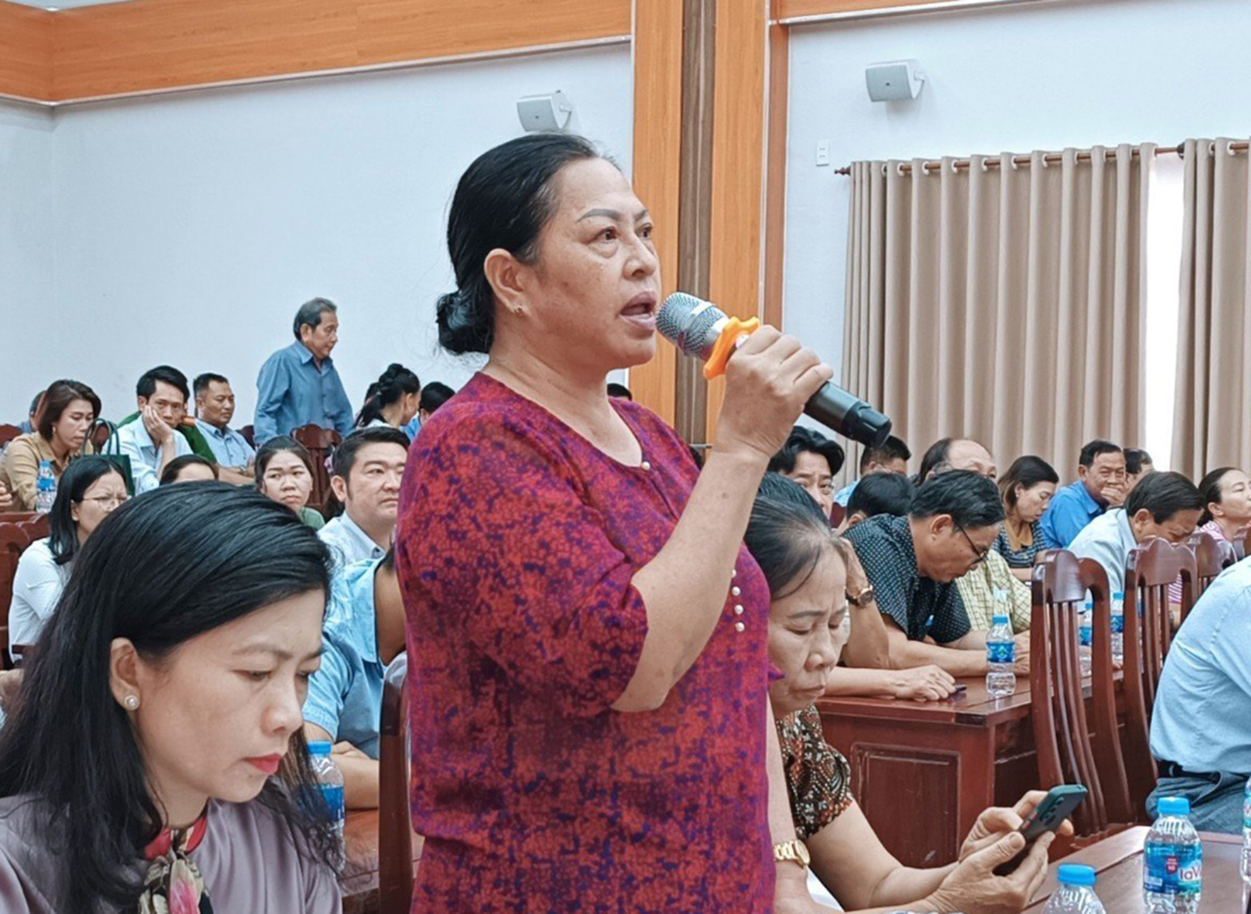 Cử tri Cao Thị Kim (xã Hoà Hội, huyện Xuyên Mộc) phản ánh về tình trạng thiếu thuốc khi đi khám bệnh bằng thẻ BHYT. Ảnh: TRẦN TIẾN