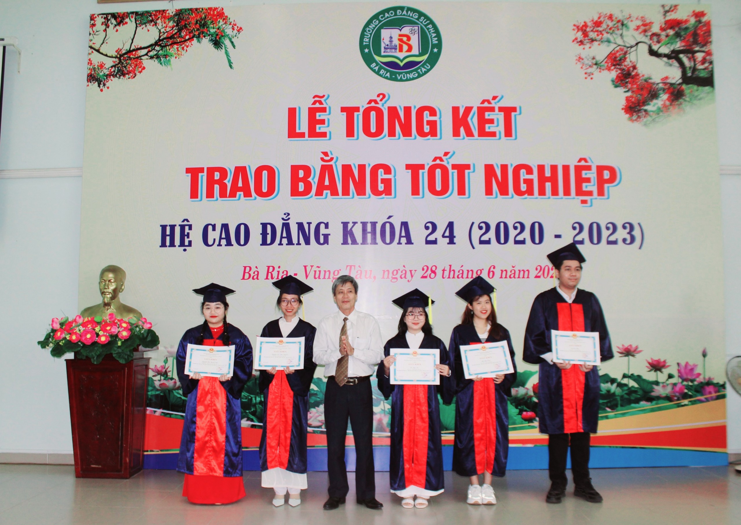 TS. Hồ Cảnh Hạnh, Bí thư Đảng ủy, Hiệu trưởng nhà trường khen thưởng 5 SV tốt nghiệp thủ khoa các ngành đào tạo.