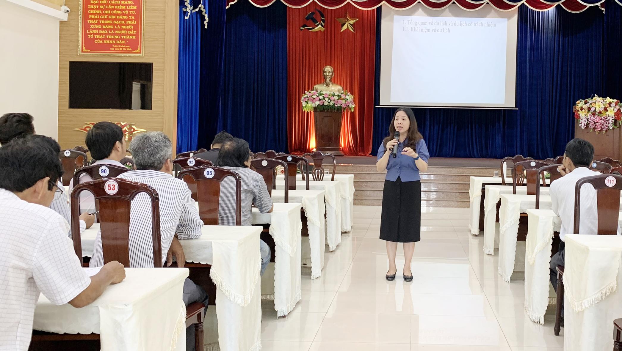 TS. Lê Thị Thu Phượng, giảng viên Học viện Hành chính quốc gia truyền đạt kiến thức về du lịch cộng đồng tại lớp bồi dưỡng