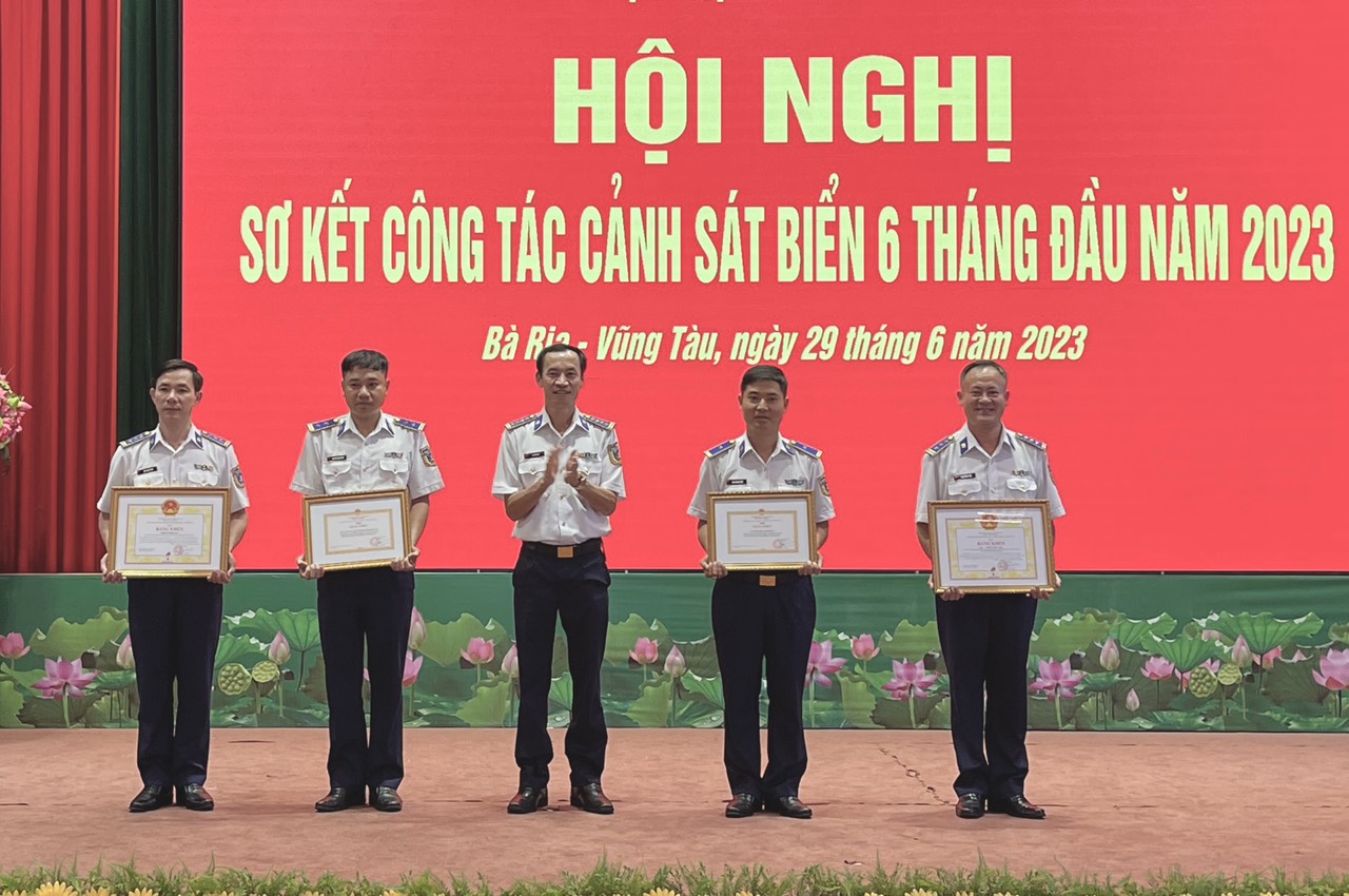 Thiếu tướng Ngô Bình Minh, Tư lệnh Vùng CSB 3  trao thưởng cho các tập thể có thành tích xuất sắc  trong thực hiện nhiệm vụ công tác Cảnh sát biển.