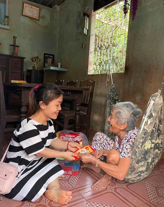 Chị Lê Na thường xuyên tới thăm và tặng quà các cụ già neo đơn.
