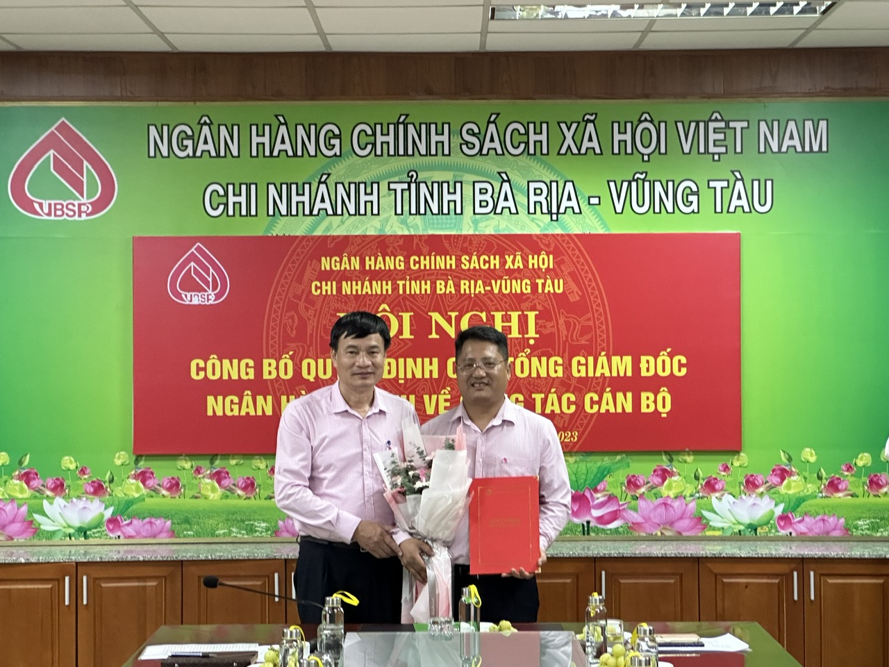 Ông Bùi Quang Vinh, Phó Bí thư Đảng ủy, Phó Tổng Giám đốc NHCSXH Việt Nam (trái) trao Quyết định cho ông Võ Văn Hoàng, Phó Giám đốc NHCSXH tỉnh, phụ trách Chi nhánh NHCSXH tỉnh Bà Rịa-Vũng Tàu.