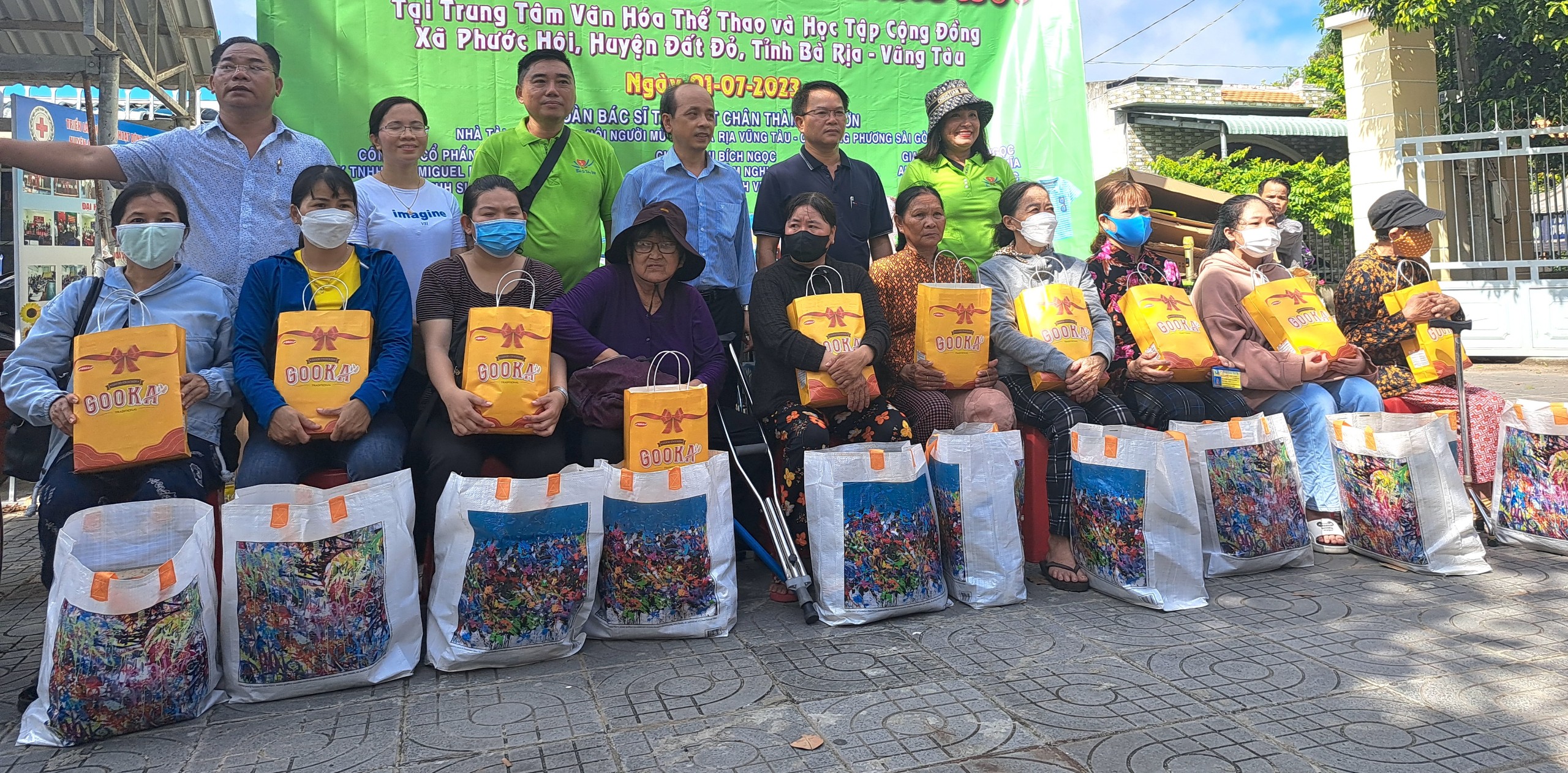 Hội viên hội người mù được tặng quà và xe lăn từ nhà tài trợ.