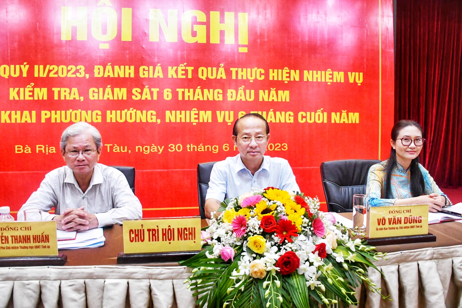 Chủ nhiệm Ủy ban Kiểm tra Tỉnh ủy Võ Văn Dũng và 2 Phó Chủ nhiệm Ủy ban Kiểm tra Nguyễn Thanh Huấn, Đặng Thị Hồng Vân đồng chủ trì hội nghị.