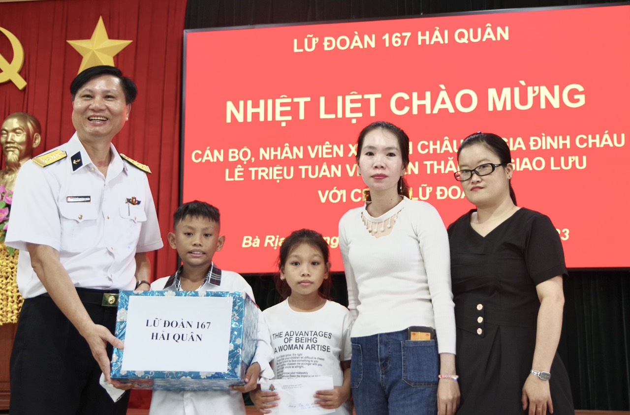 Đại diện Lữ đoàn 167 trao quà cho con đỡ đầu Lê Triệu Tuấn Việt.