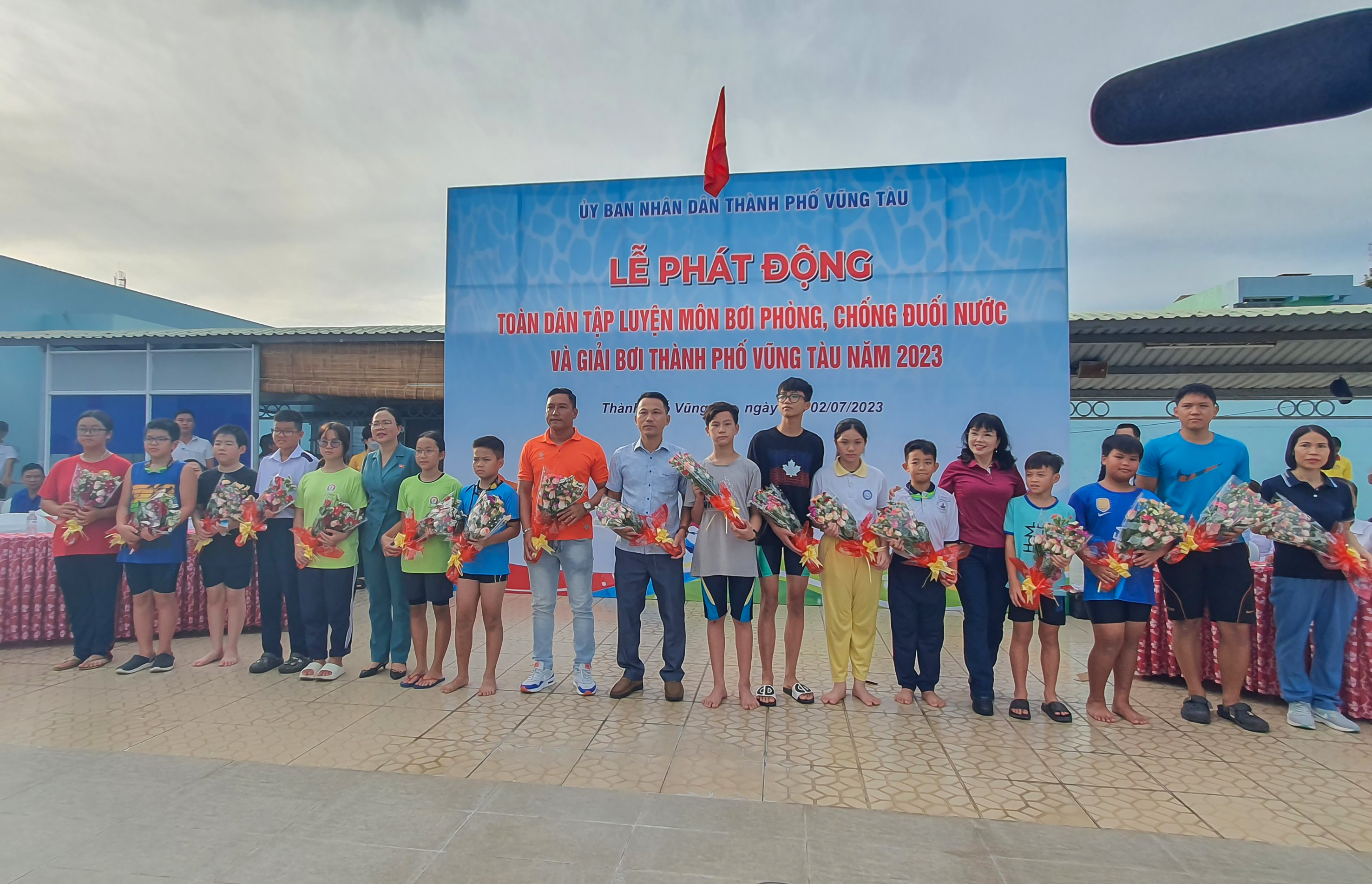 Bà Nguyễn Thị Thu Hương, Phó Chủ tịch UBND TP. Vũng Tàu cùng đại diện BTC tặng hoa chúc mừng các đại biểu, phụ huynh, HS tham gia chương trình.