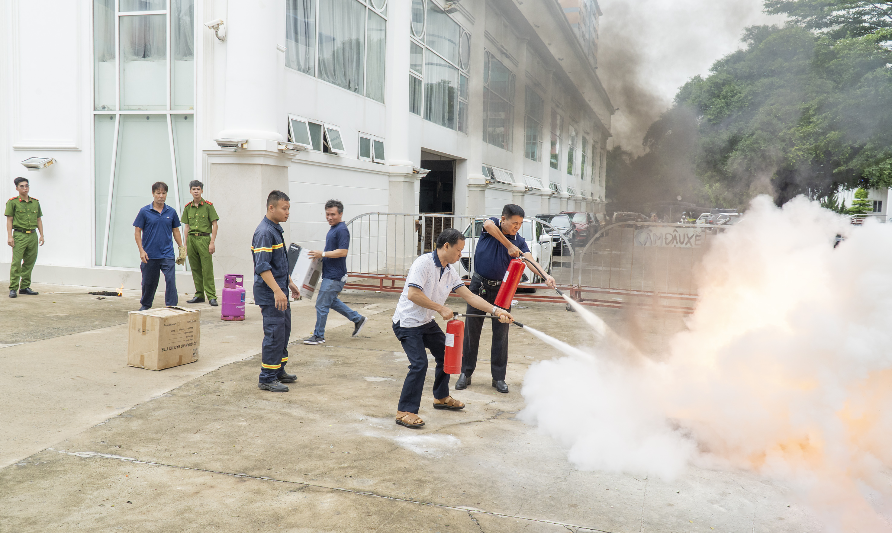 Thành viên các Tổ liên gia an toàn PCCC, CNCH phường 7 thực hành các tình huống giả định khi có đám cháy và cứu nạn, cứu hộ.