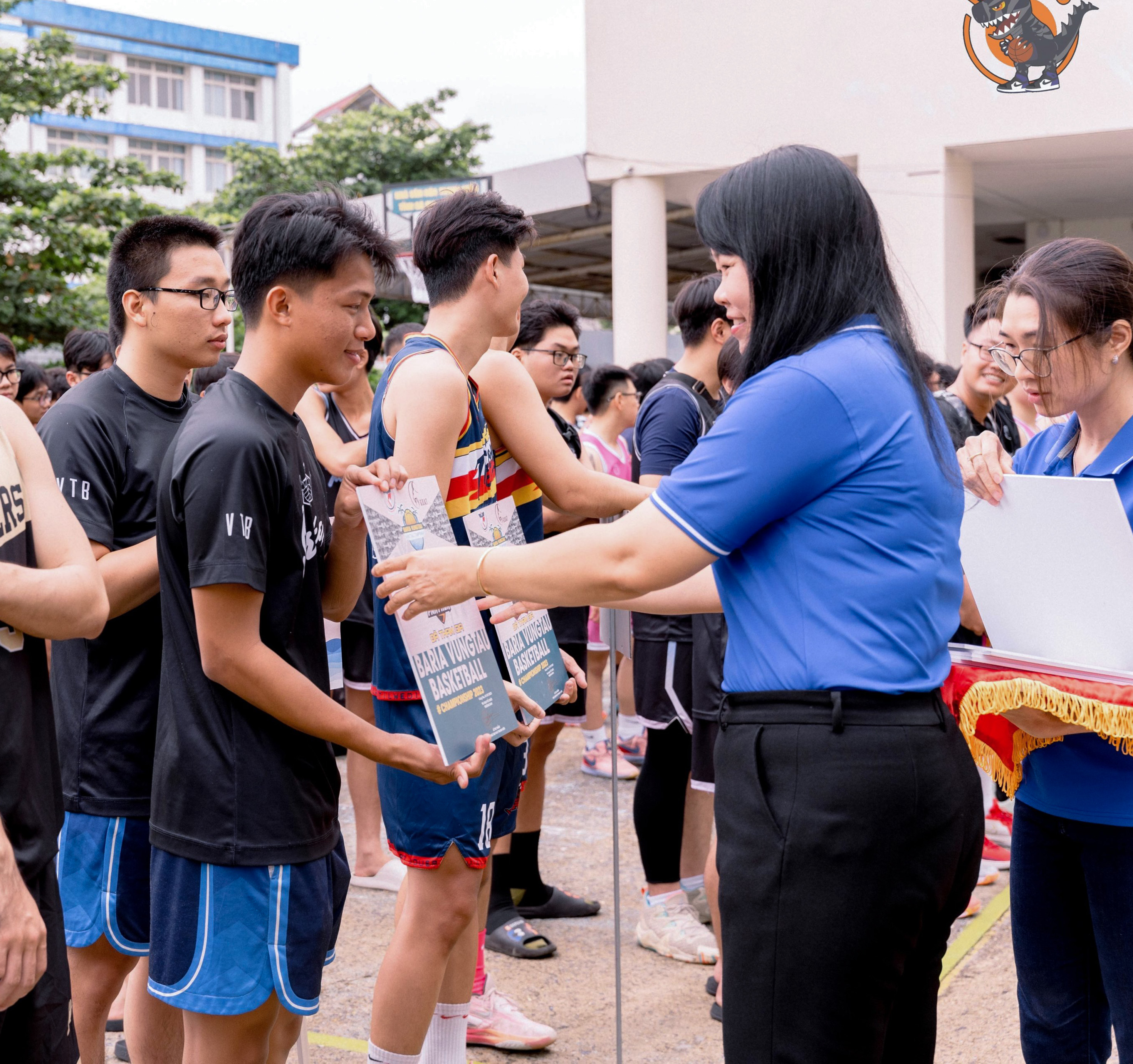 Ban tổ chức trao hoa, cờ lưu niệm cho các đơn vị dự giải.