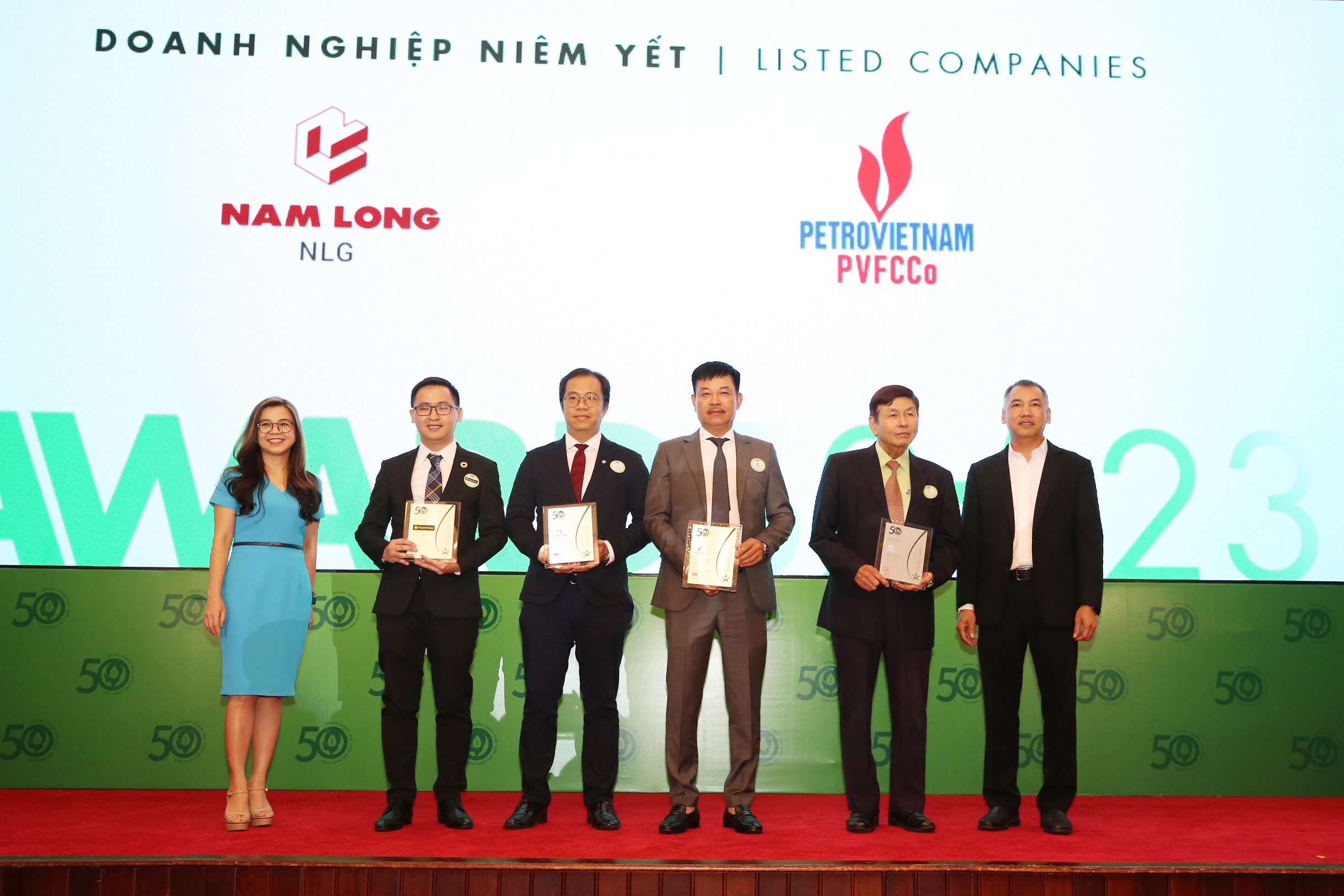 Ông Lê Cự Tân - Tổng Giám đốc PVFCCo (thứ ba từ phải sang)  nhận danh hiệu DN phát triển bền vững tiêu biểu 2023.