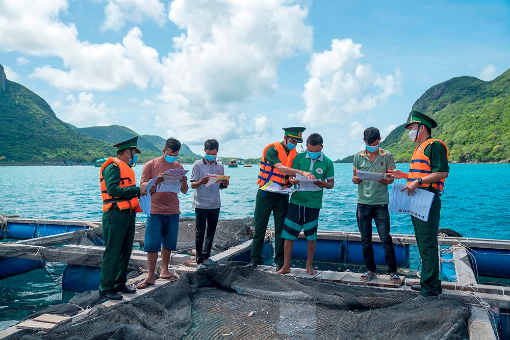 Cán bộ Biên phòng tuyên truyền pháp luật cho ngư dân huyện Côn Đảo.