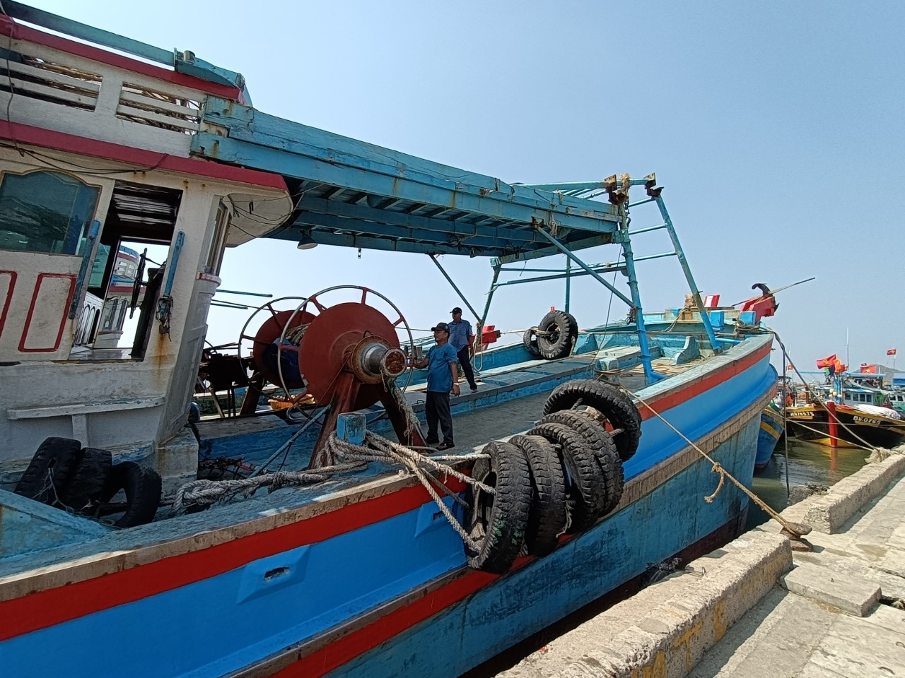 Tàu cá lưới kéo của ông Trần Ngọc Phương (ấp Phước Thắng, xã Phước Tỉnh)  chấp hành đúng quy định đánh bắt vùng khơi các loại mực, cá lớn, tránh tận diệt  cá nhỏ và khi hết niên hạn sẽ giải bản tàu.