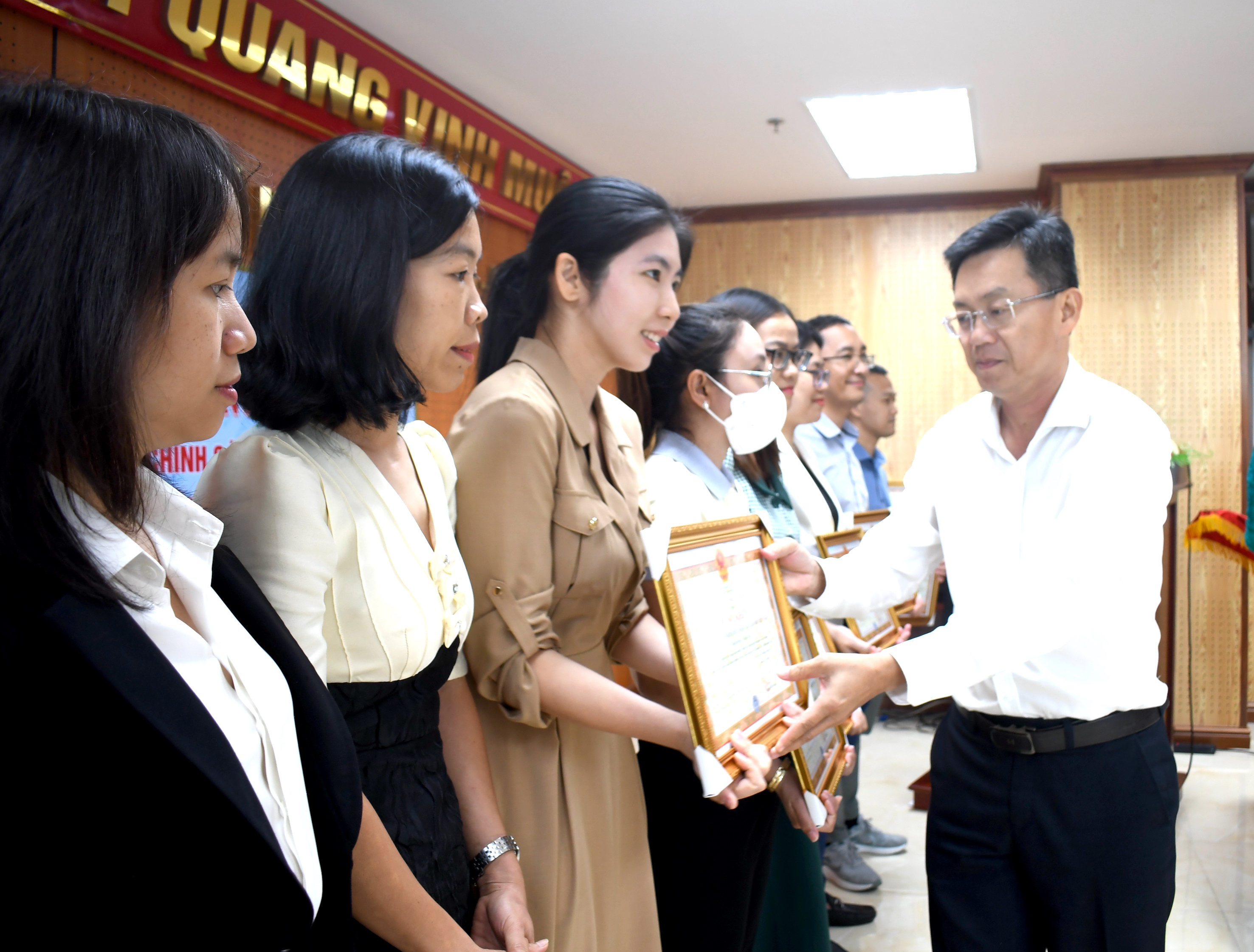Ông Phạm Ngọc Sơn, Giám đốc BHXH tỉnh trao bằng khen của Tổng Giám đốc BHXH  Việt Nam đến các tập thể thực hiện tốt chính sách BHXH, BHYT giai đoạn 2021-2022.