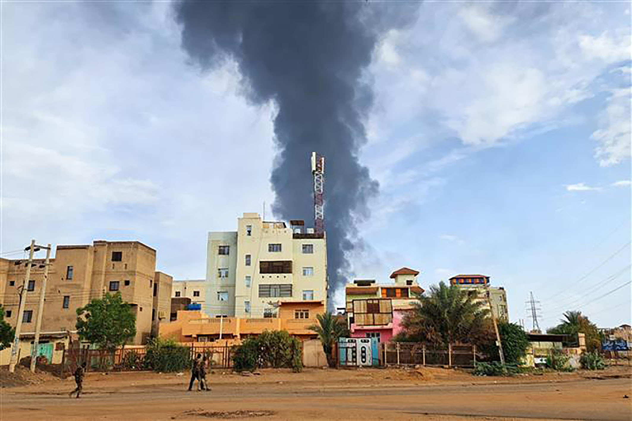 Khói bốc lên trong giao tranh tiếp diễn giữa quân đội Chính phủ Sudan và Lực lượng bán quân sự RSF ở Thủ đô Khartoum.