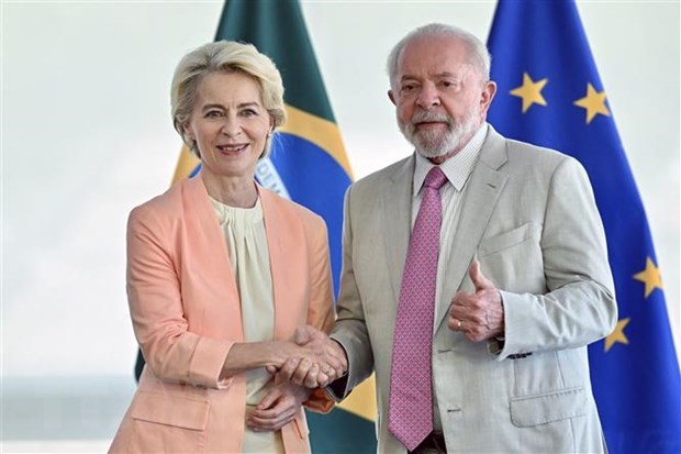 Tổng thống Brazil Inacio Lula da Silva (phải) và Chủ tịch EC Ursula von der Leyen tại cuộc gặp ở Brasilia.