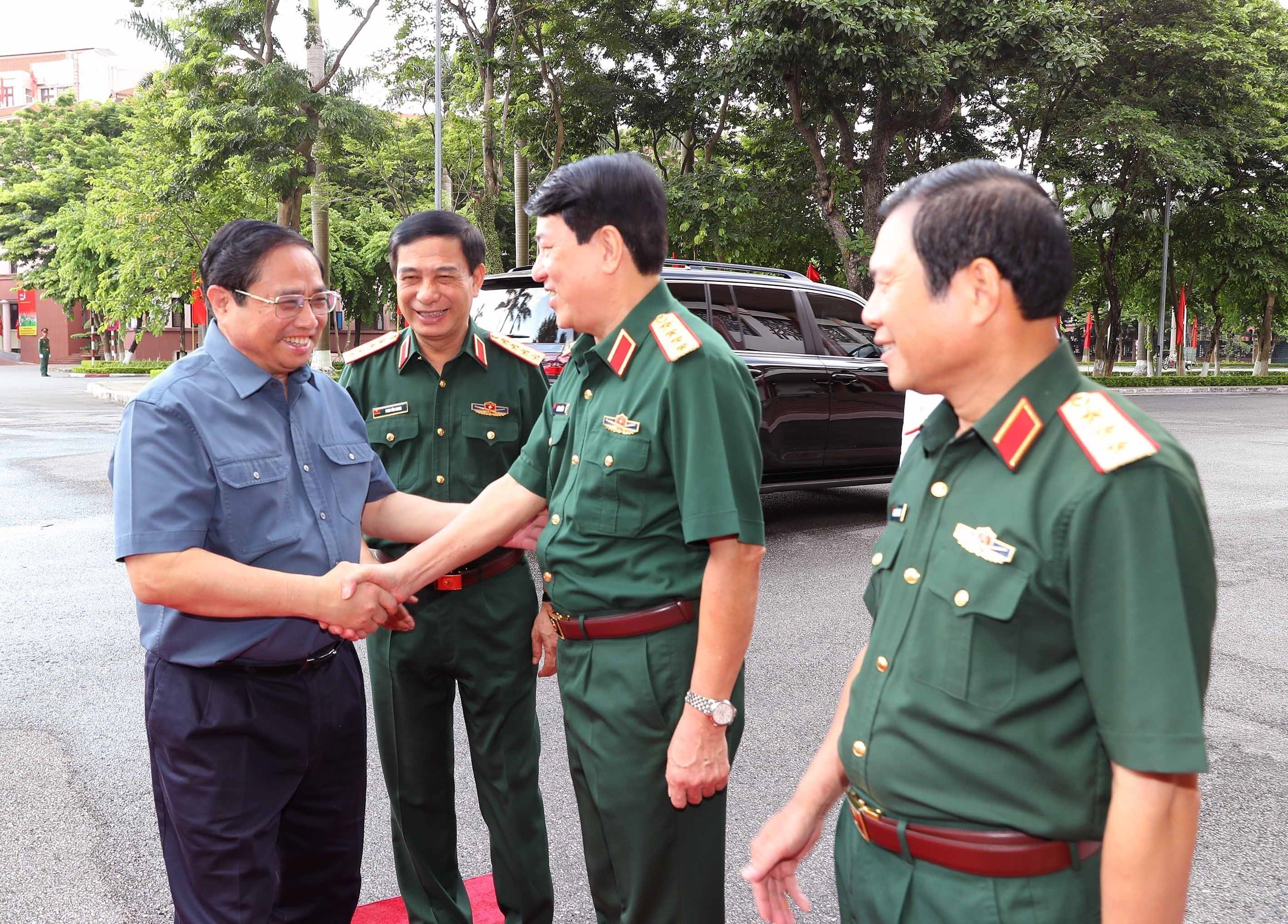 Lãnh đạo Bộ Quốc phòng đón Thủ tướng Phạm Minh Chính đến dự hội nghị. Ảnh: TRỌNG ĐỨC