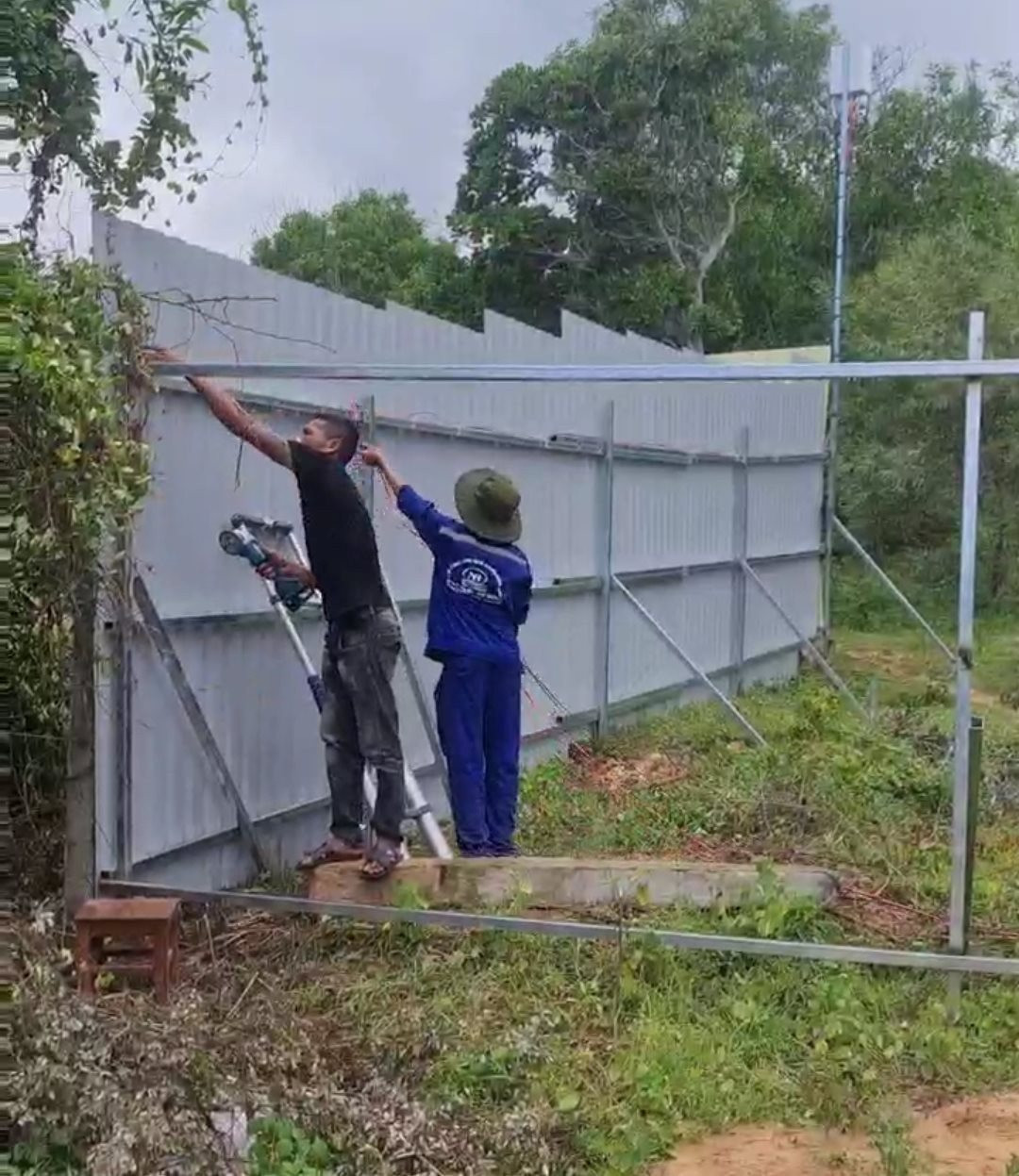 Người dân tháo gỡ hàng rào tranh chấp đất với công ty.
