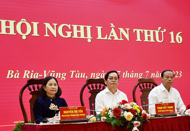 Ông Phạm Viết Thanh, Ủy viên Trung ương Đảng, Bí thư Tỉnh ủy, Chủ tịch HĐND tỉnh chủ trì hội nghị. Đồng chủ trì có bà Nguyễn Thị Yến, Phó Bí thư Thường trực Tỉnh ủy, Trưởng Đoàn ĐBQH tỉnh; ông Nguyễn Văn Thọ, Phó Bí thư Tỉnh ủy, Chủ tịch UBND tỉnh. Ảnh: PHÚC LƯU