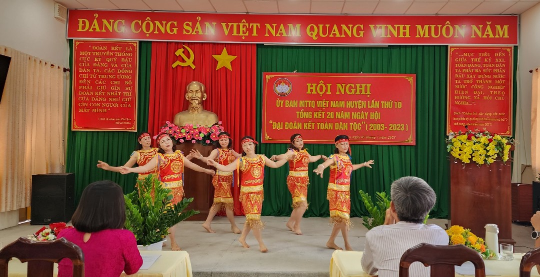 Người dân biểu diễn văn nghệ chào mừng tại hội nghị.