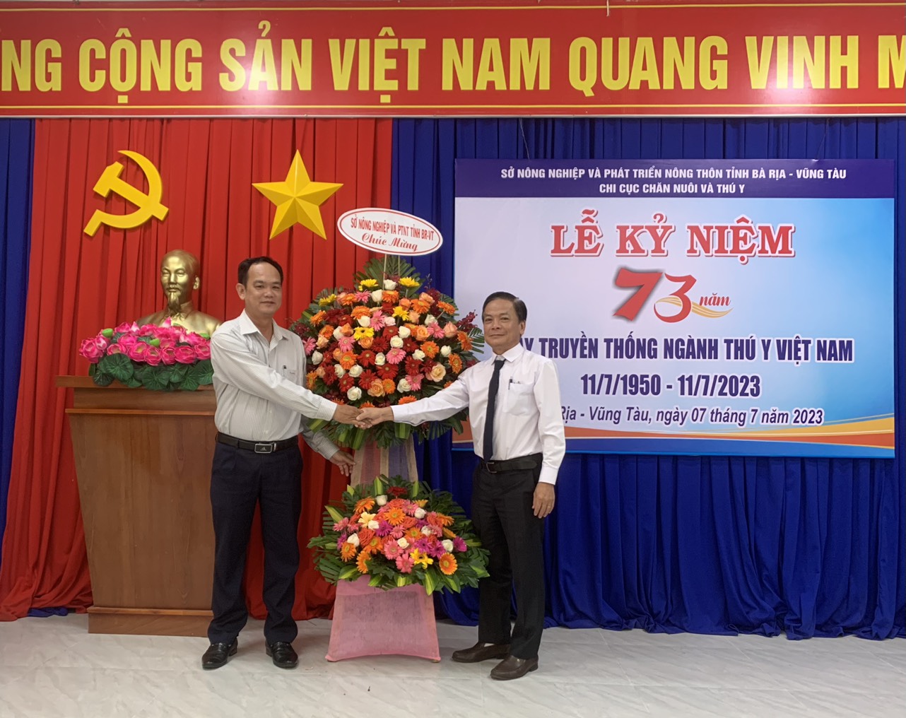 Ông Đỗ Minh Tuấn, Phó Giám đốc Sở NN-PTNT tặng hoa chúc mừng cán bộ, nhân viên Chi cục Chăn nuôi và Thú y tỉnh tại lễ kỷ niệm.