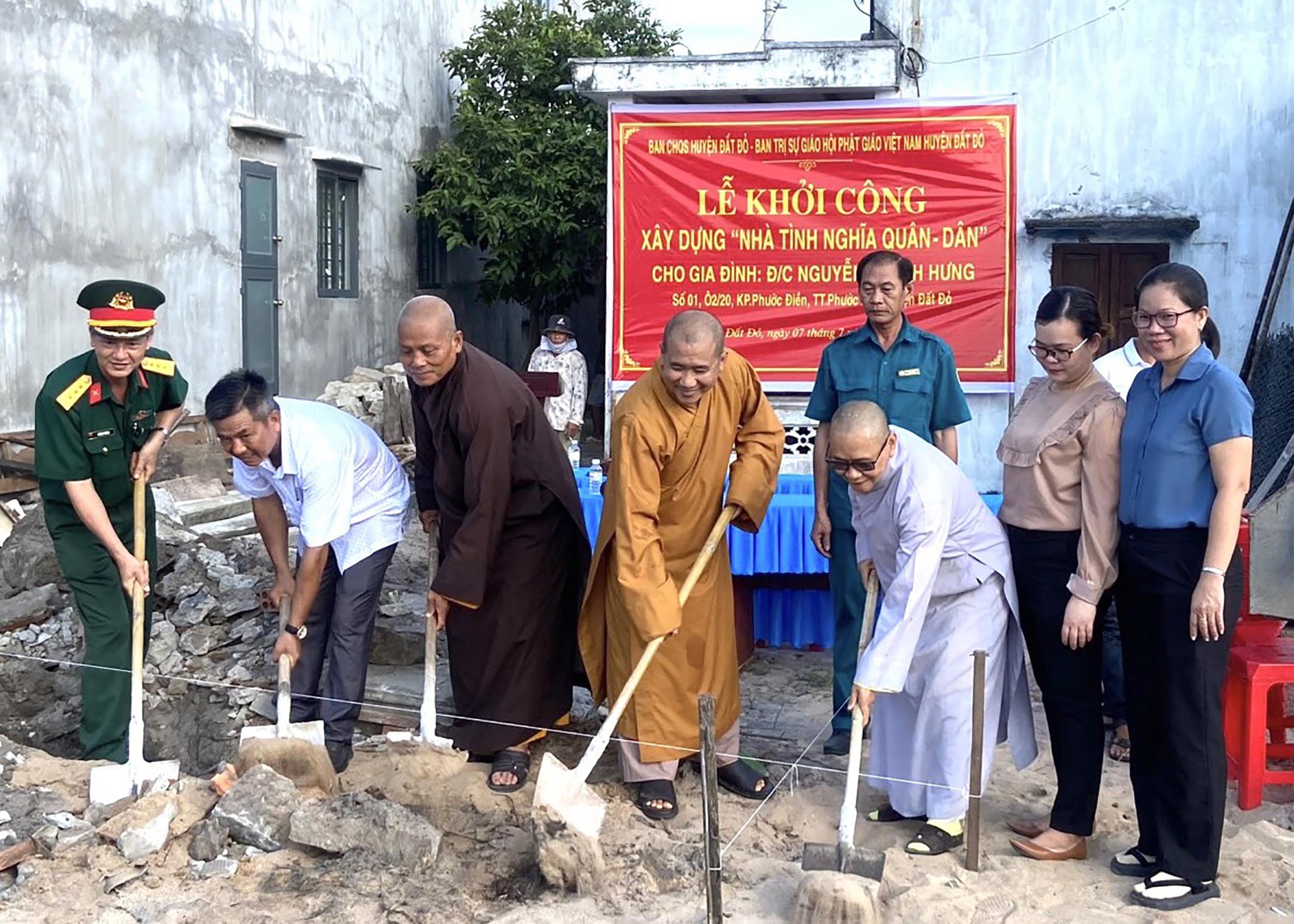 Đại diện Ban CHQS huyện Đất Đỏ, Ban Trị sự Giáo hội Phật giáo Việt Nam huyện động thổ xây “Nhà tình nghĩa quân - dân” cho gia đình ông Nguyễn Thành Hưng.