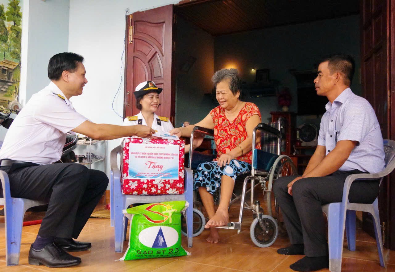 Đại diện Lữ đoàn 167 tặng quà cho bà Ngô Thị Tuyết Hồng, gia đình chính sách xã Long Sơn, TP. Vũng Tàu.