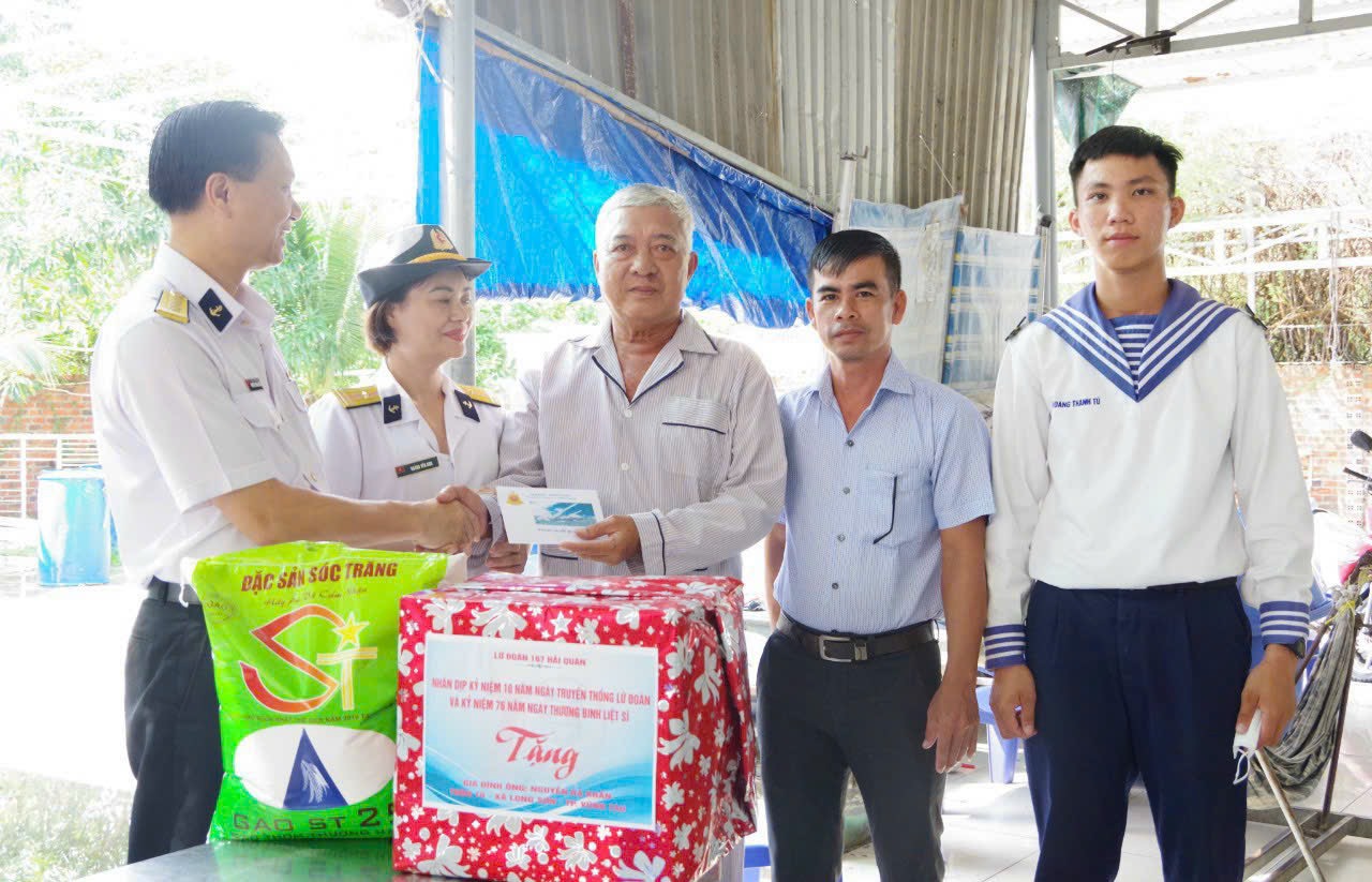 Đại diện Lữ đoàn 167 tặng quà cho ông Nguyễn Bá Khẩn, gia đình chính sách xã Long Sơn, TP. Vũng Tàu.