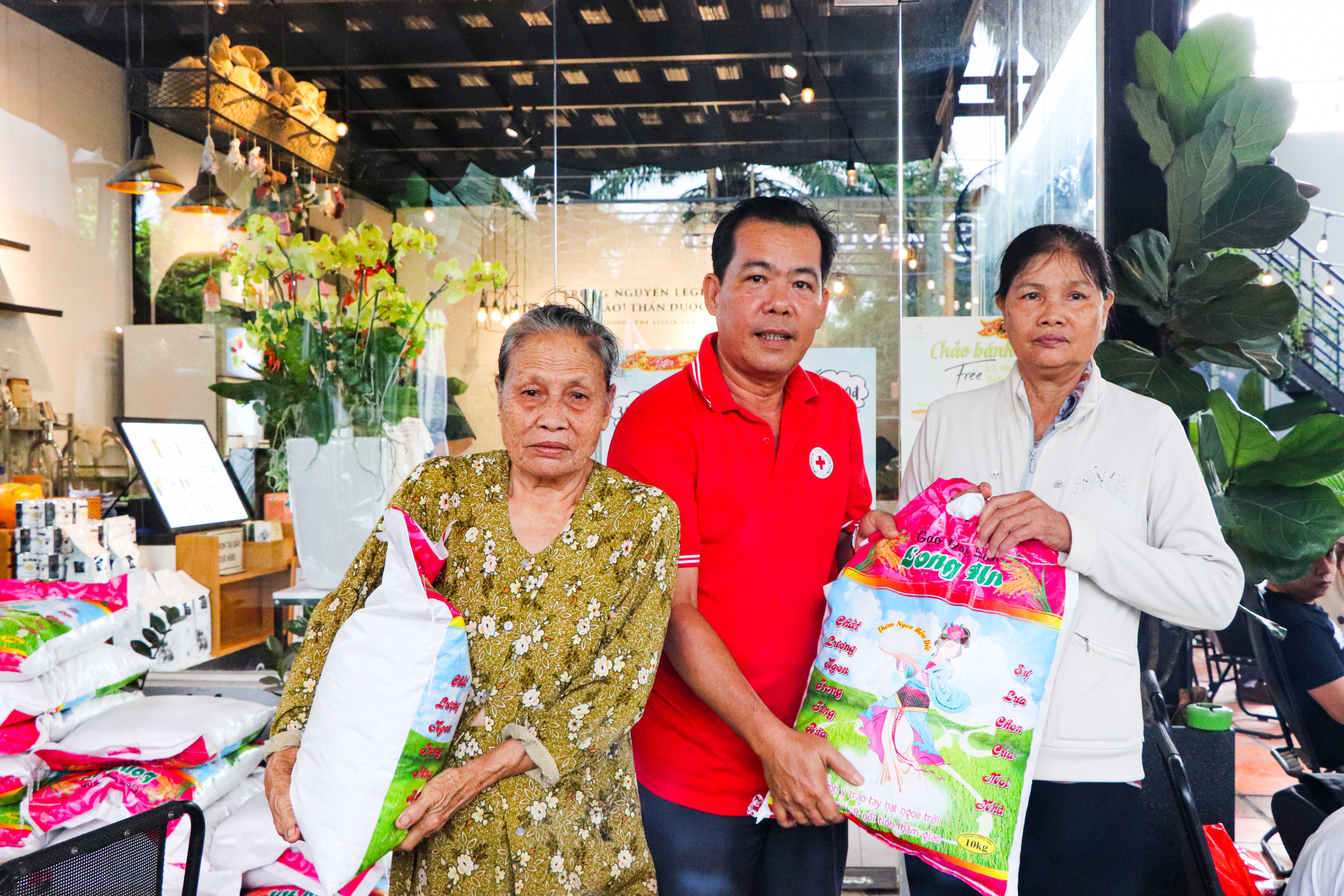 Ông Nguyễn Thành Tài, Chủ tịch Hội Chữ thập đỏ huyện Châu Đức trao gạo cho người nghèo TT.Ngãi Giao