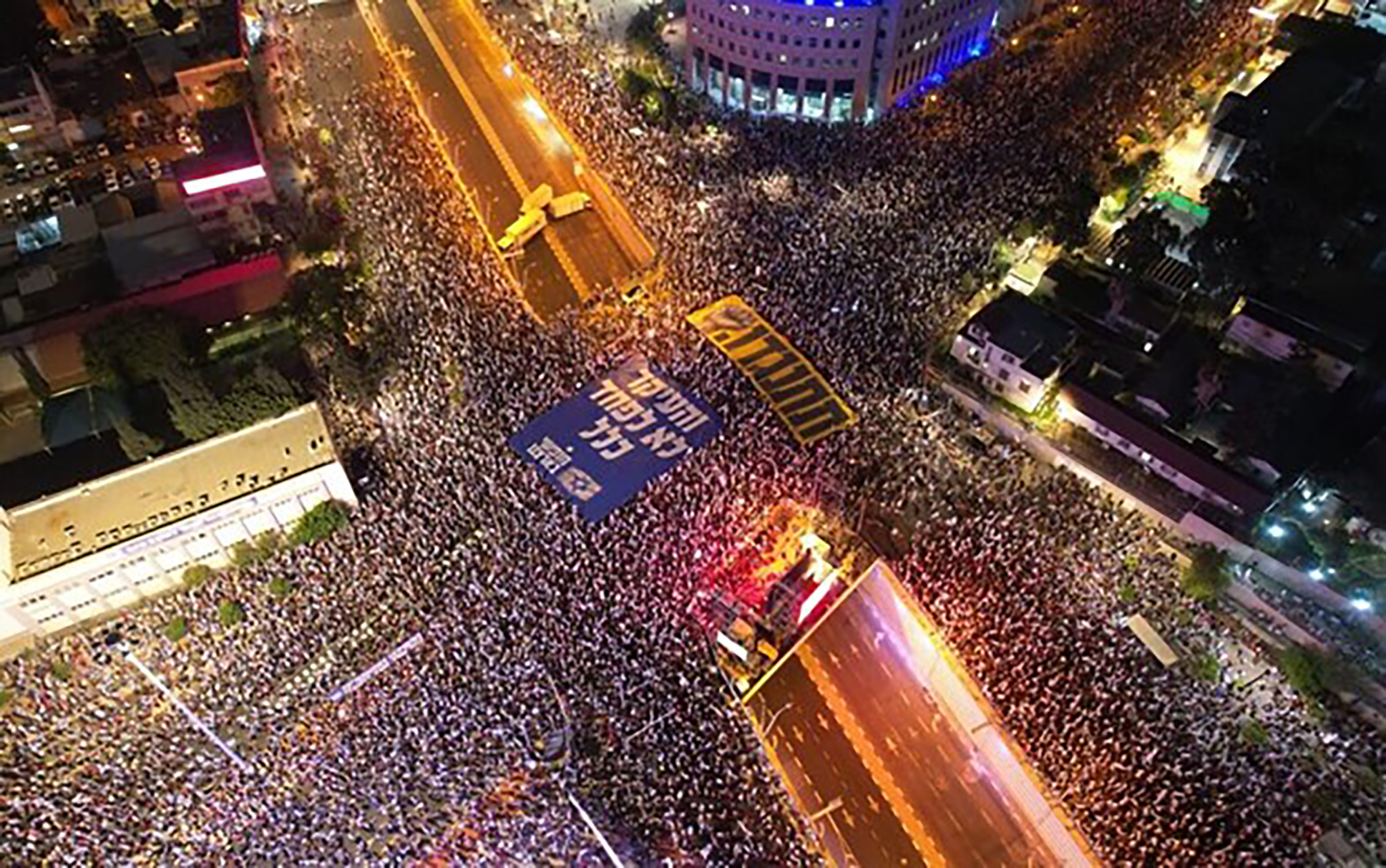 Người dân biểu tình phản đối kế hoạch cải cách tư pháp của chính phủ tại Tel Aviv.