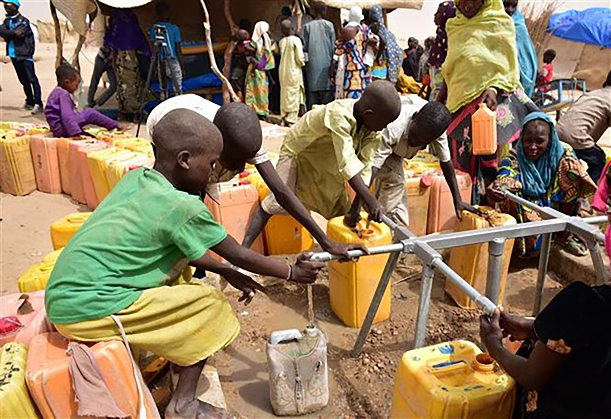 Trẻ em lấy nước tại vòi nước công cộng trong trại tị nạn ở Kidjendi, Đông Nam Niger.