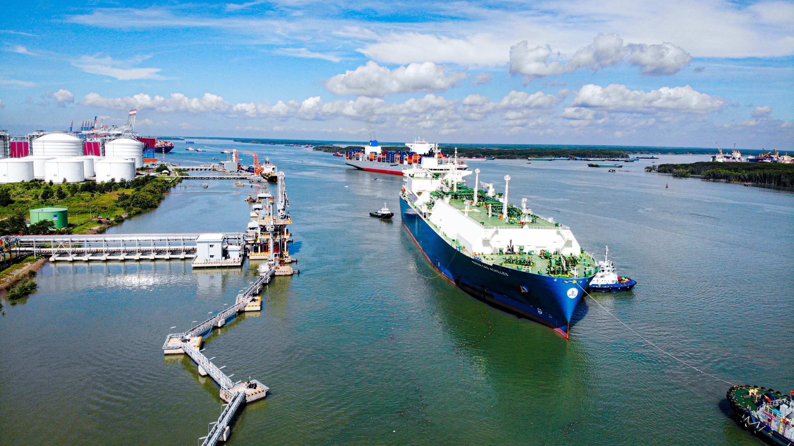 Tàu Maran Gas Achilles chở LNG vào Kho cảng LNG Thị Vải, đánh dấu sự kiện đầu tiên và quan trọng nhất trong lộ trình chuyển đổi năng lượng xanh của Tổng công ty Khí Việt Nam (PV GAS).