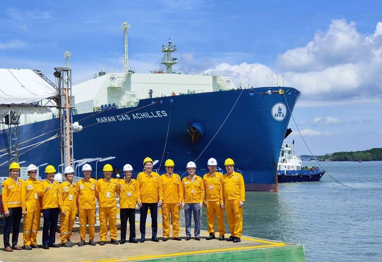 Lãnh đạo PV GAS có mặt tại Cảng để chúc mừng và động viên toàn thể đội ngũ CBCNV đã nỗ lực cho chuyến tàu nhập khẩu LNG an toàn, đúng kế hoạch.