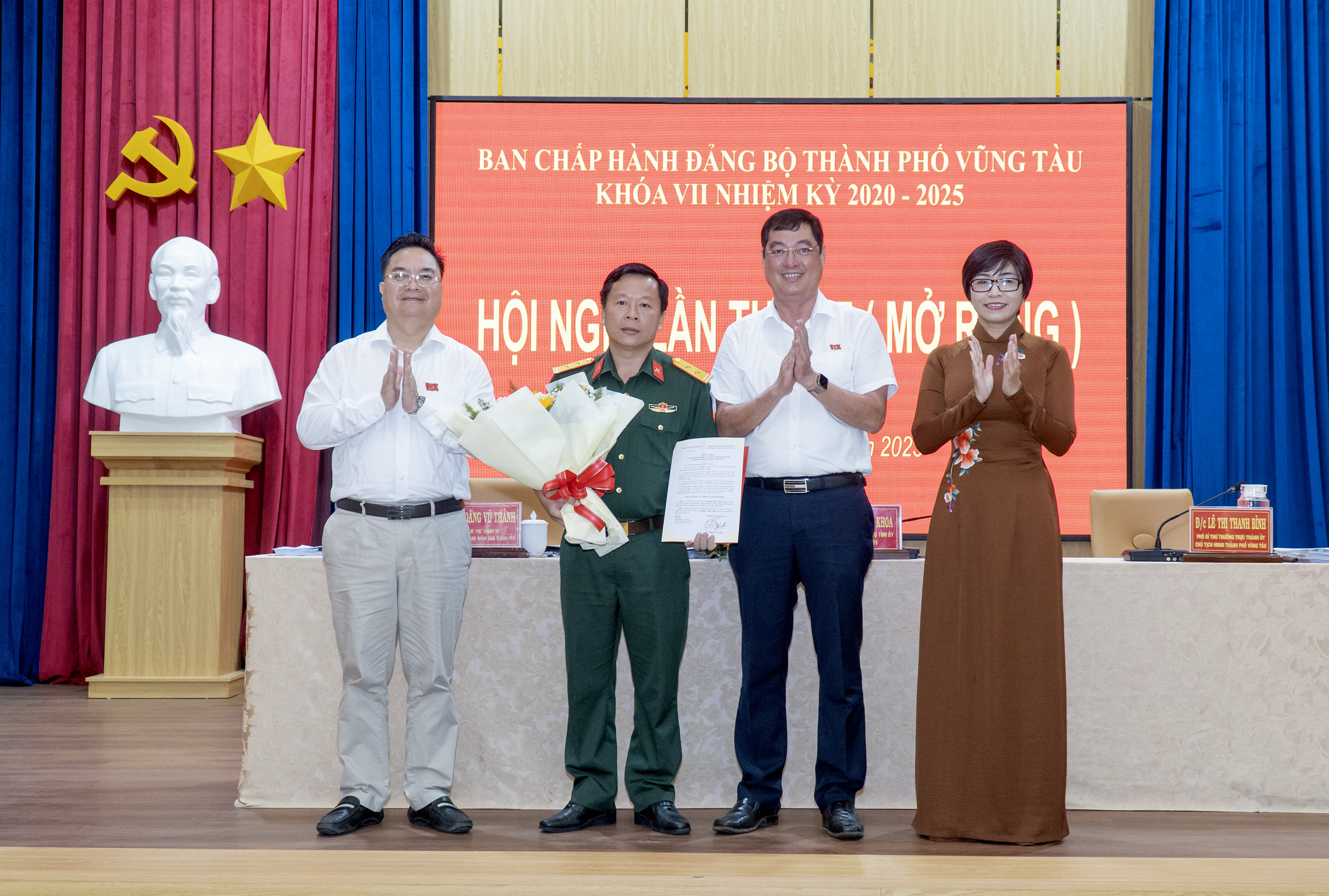 Cũng trong chương trình hội nghị, lãnh đạo TP. Vũng Tàu đã trao Quyết định của Ban Thường vụ Tỉnh ủy về việc Chỉ định bổ sung Trung tá Nguyễn Thái Nhân, Chính trị viên Ban Chỉ huy Quân sự TP. Vũng Tàu tham gia Ban Chấp hành Đảng bộ TP. Vũng Tàu nhiệm kỳ 2020-2025, kể từ ngày 01/6/2023.