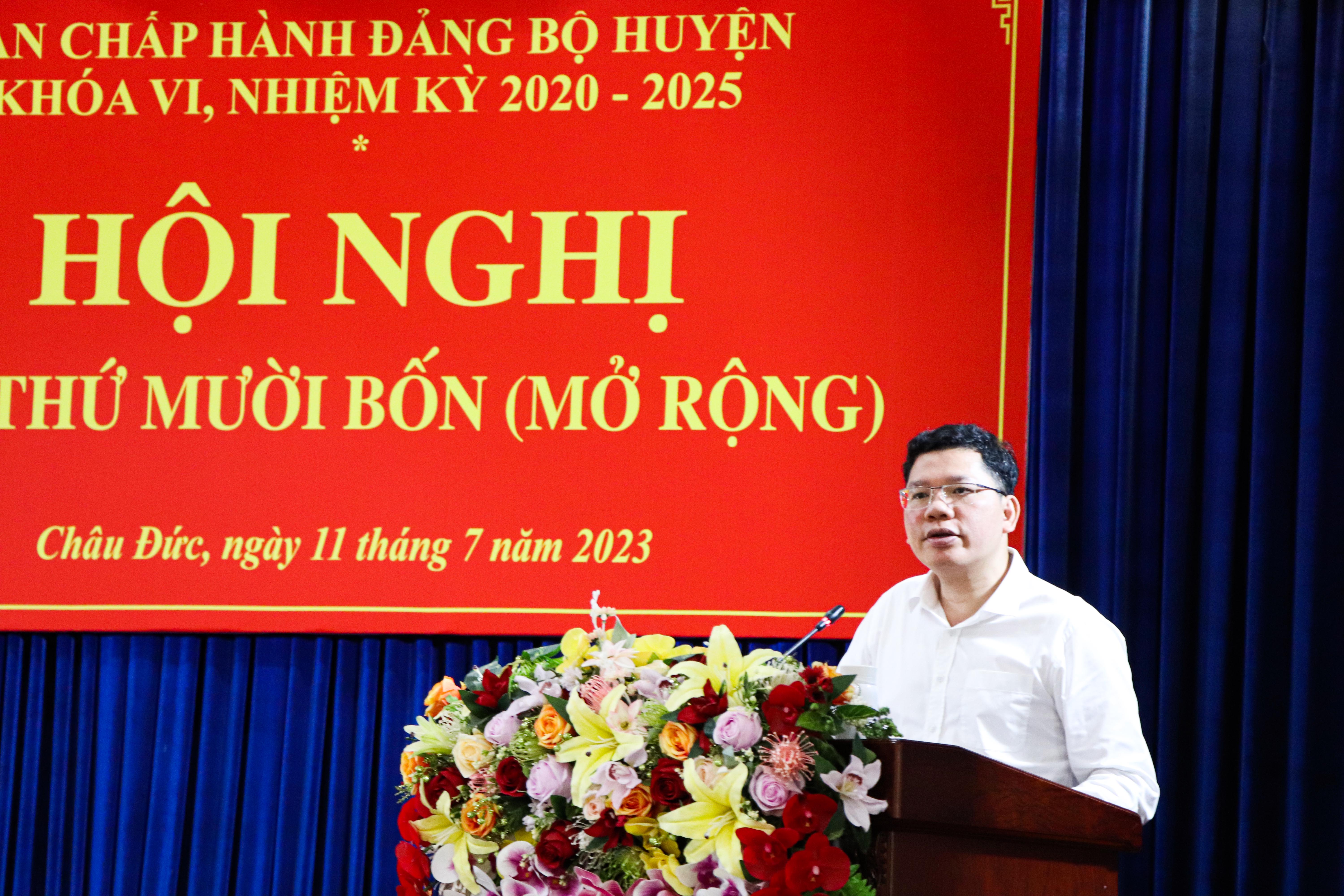 Bí thư Huyện ủy Châu Đức Hoàng Nguyên Dinh phát biểu kết luận hội nghị.