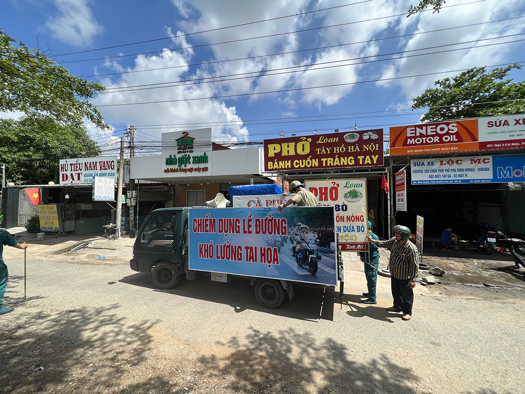 Lực lượng chức năng phường Tân Phước ra quân lập lại trật tự lòng đường, vỉa hè.