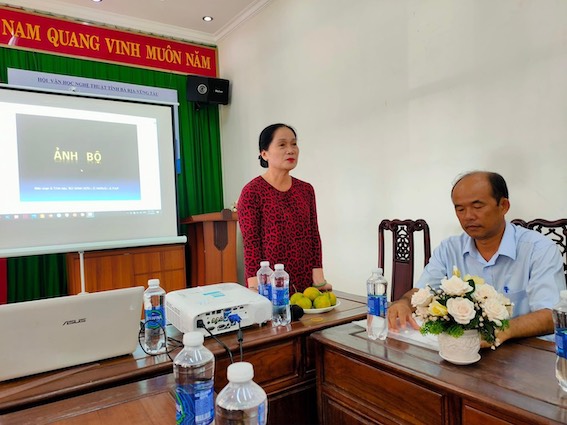 NSNA Nguyễn Hồng Nga, Phó Chủ Tịch Hội Nhiếp ảnh TP. Hồ Chí Minh giới thiệu chuyên đề cách chụp và sắp đặt bố cục ảnh bộ hiện nay.