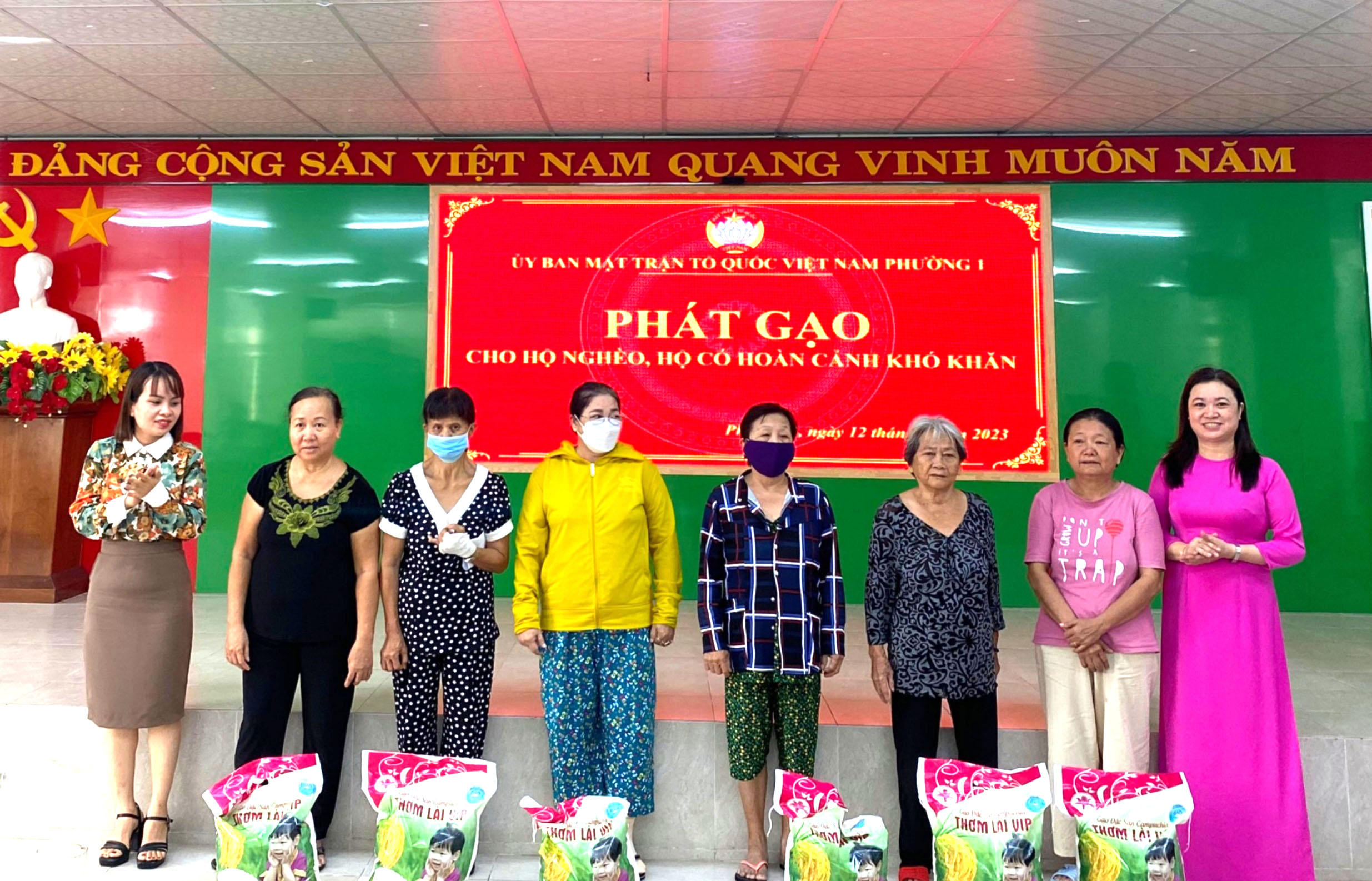 Đại diện UBMTTQ Việt Nam TP.Vũng Tàu và lãnh đạo UBMTTQ Việt Nam phường 1 tặng gạo cho các hộ nghèo, hộ khó khăn.