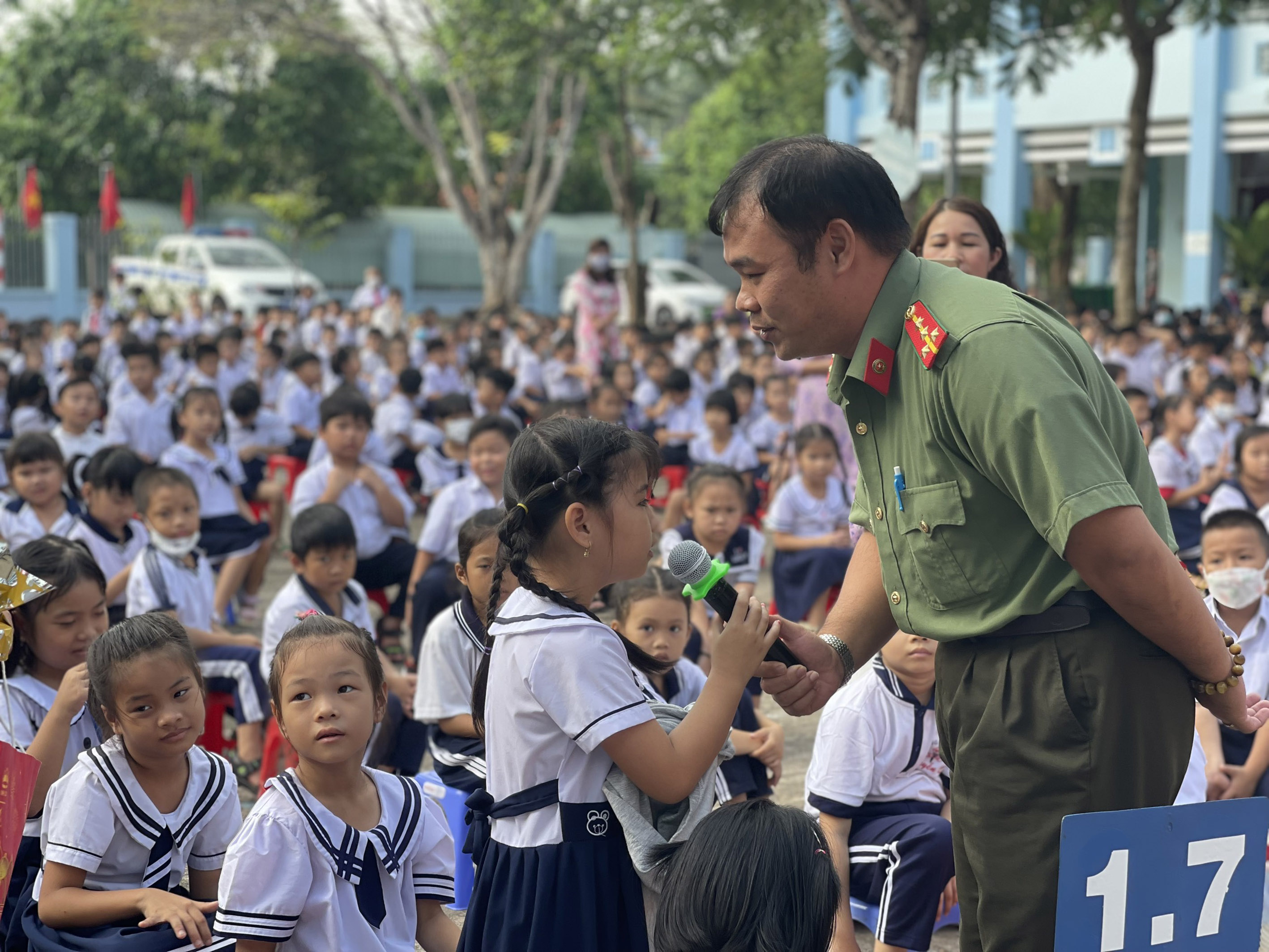 Lực lượng Công an tỉnh tuyên truyền pháp luật cho HS.