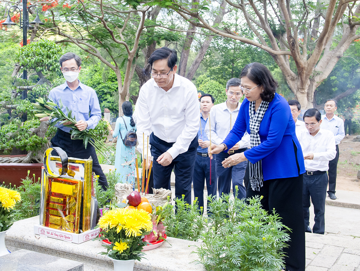 Ông Phạm Viết Thanh, Ủy viên Trung ương Đảng, Bí thư Tỉnh ủy, Chủ tịch HĐND tỉnh; bà Nguyễn Thị Yến, Phó Bí thư Thường trực Tỉnh ủy, Trưởng Đoàn ĐBQH tỉnh dâng hương tại phần mộ Nhà yêu nước  Nguyễn An Ninh. 