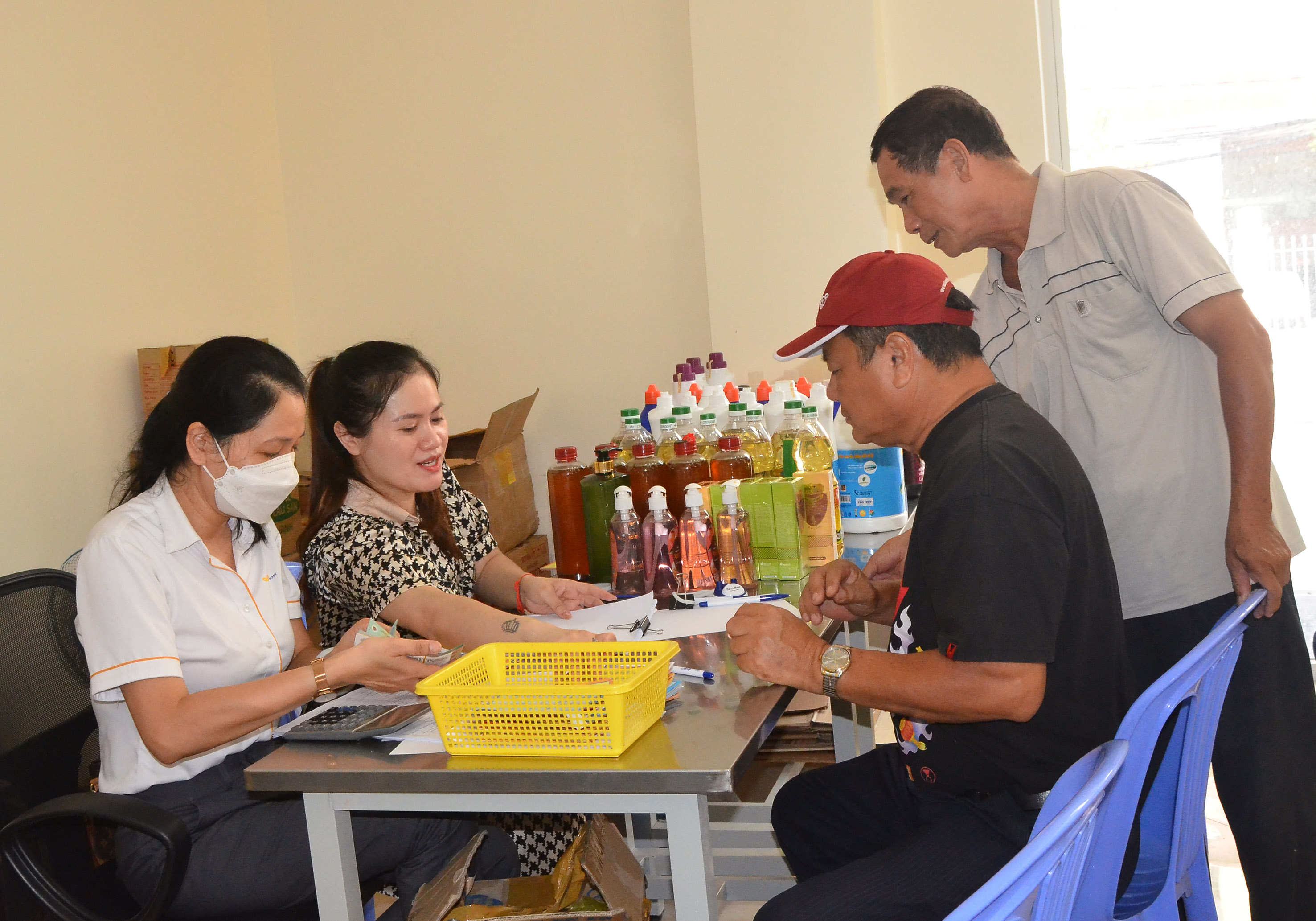 Nhân viên Bưu điện TP.Vũng Tàu chi trả chế độ chính sách cho người có công trên địa bàn thành phố sáng 6/7.