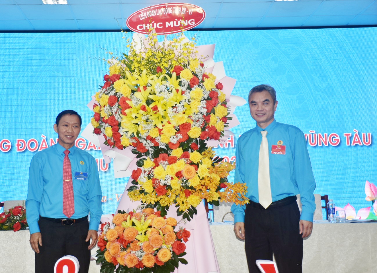 Ông Nguyễn Châu Trinh, Phó Chủ tịch LĐLĐ tỉnh tặng hoa chúc mừng đại hội
