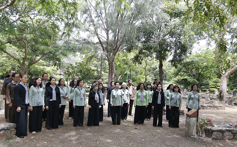 CLB Truyền thống Thành đoàn TP.Hồ Chí Minh - trong đó có nhiều người là nữ tù chính trị - viếng nghĩa trang Hàng Dương (tháng 7-2022). Ảnh VĂN PHONG